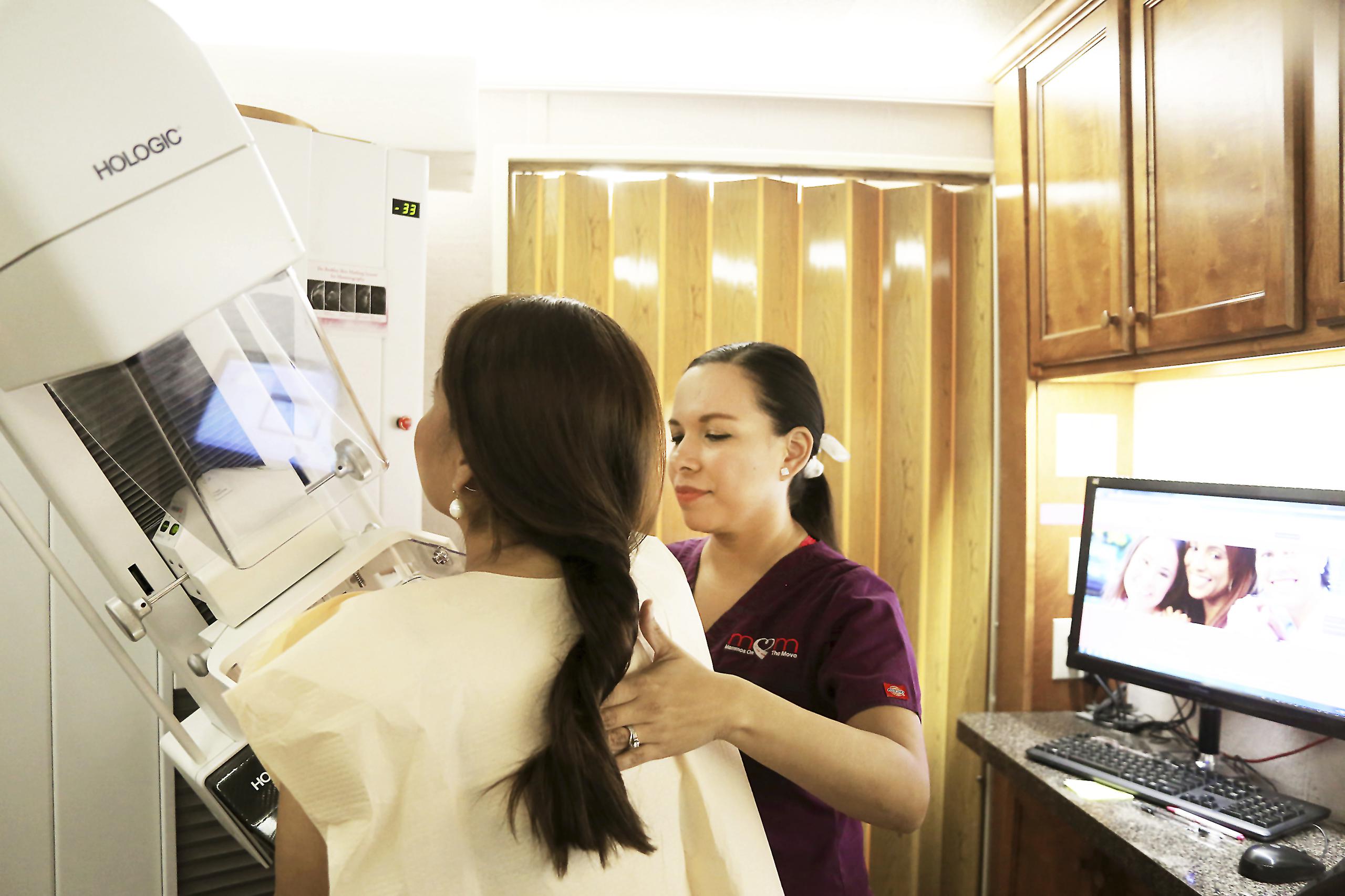 Una radióloga realiza una mamografía a una paciente en el Centro de Emergencias Vecinal en Brownsville, Texas, el 18 de septiembre de 2017. (Miguel Roberts/TheBrownsville Herald vía AP, Archivo)