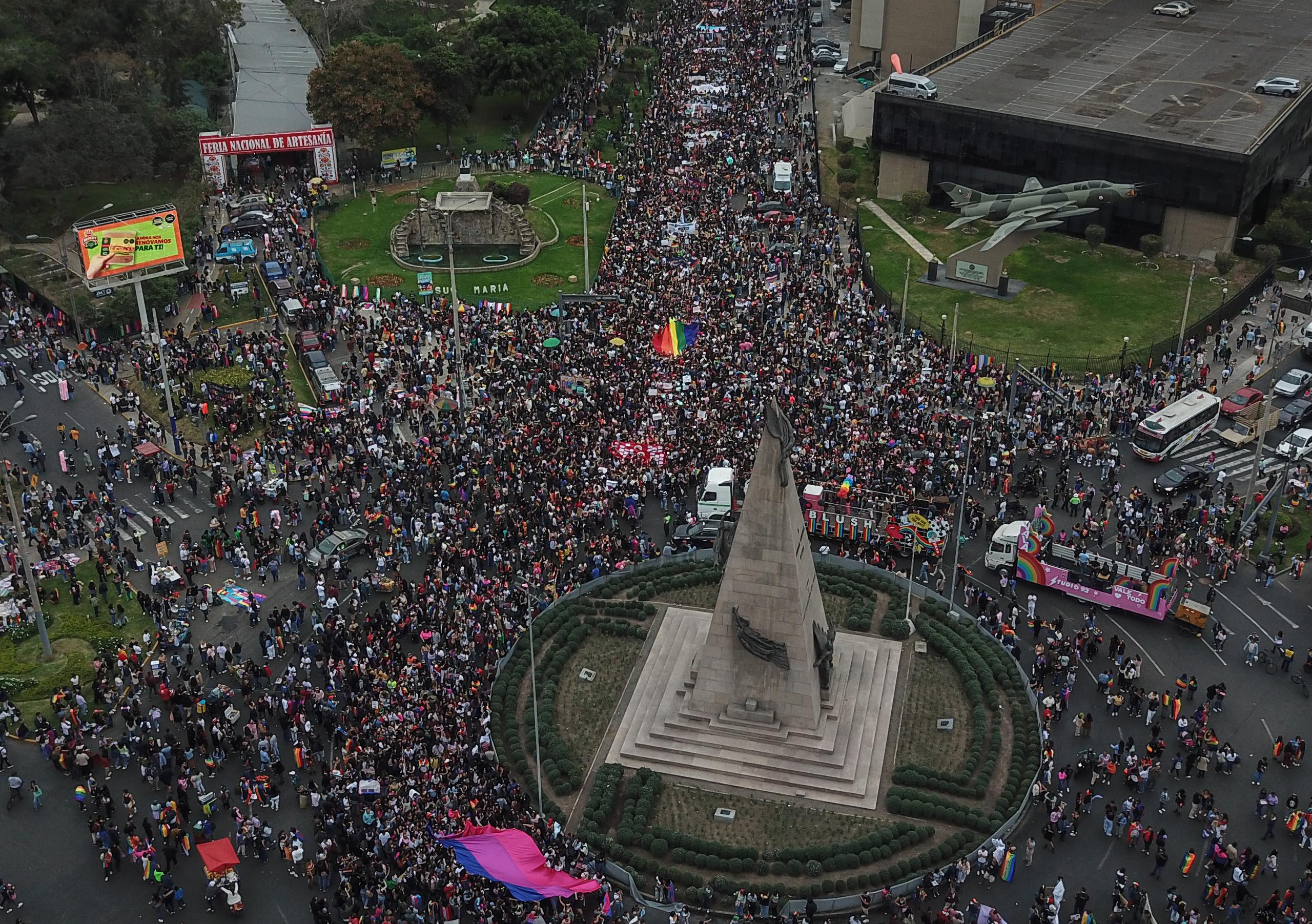 Miles de personas fueron registradas este sábado, 1 de julio, al participar en la marcha del Orgullo 2023, en Lima (Perú).