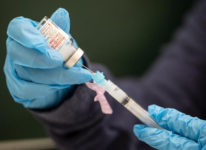 El consejero delegado de Moderna, Stéphane Bancel, apuntó que los estudios y análisis adicionales “muestran que una dosis de refuerzo de 50 microgramos” de su vacuna de la covid-19 “provoca fuertes respuestas de anticuerpos contra la variante Delta”.