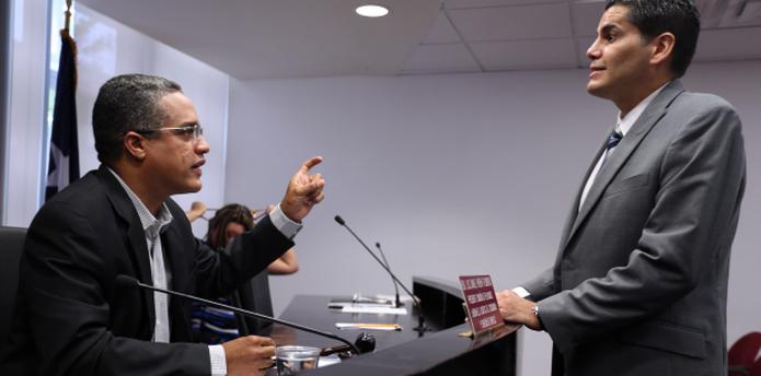 El senador Luis Daniel Rivera Filomeno conversa con el secretario Nery Adames. (JUAN.MARTINEZ@GFRMEDIA.COM)