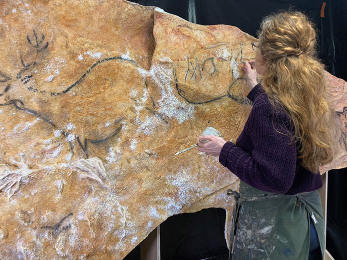 La artista argentina Lorena Acin trabaja en la elaboración de una réplica de la cueva prehistórica de Cosquer (sureste de Francia), cuyas 500 pinturas rupestres quedarán sumergidas por la subida del nivel del mar.