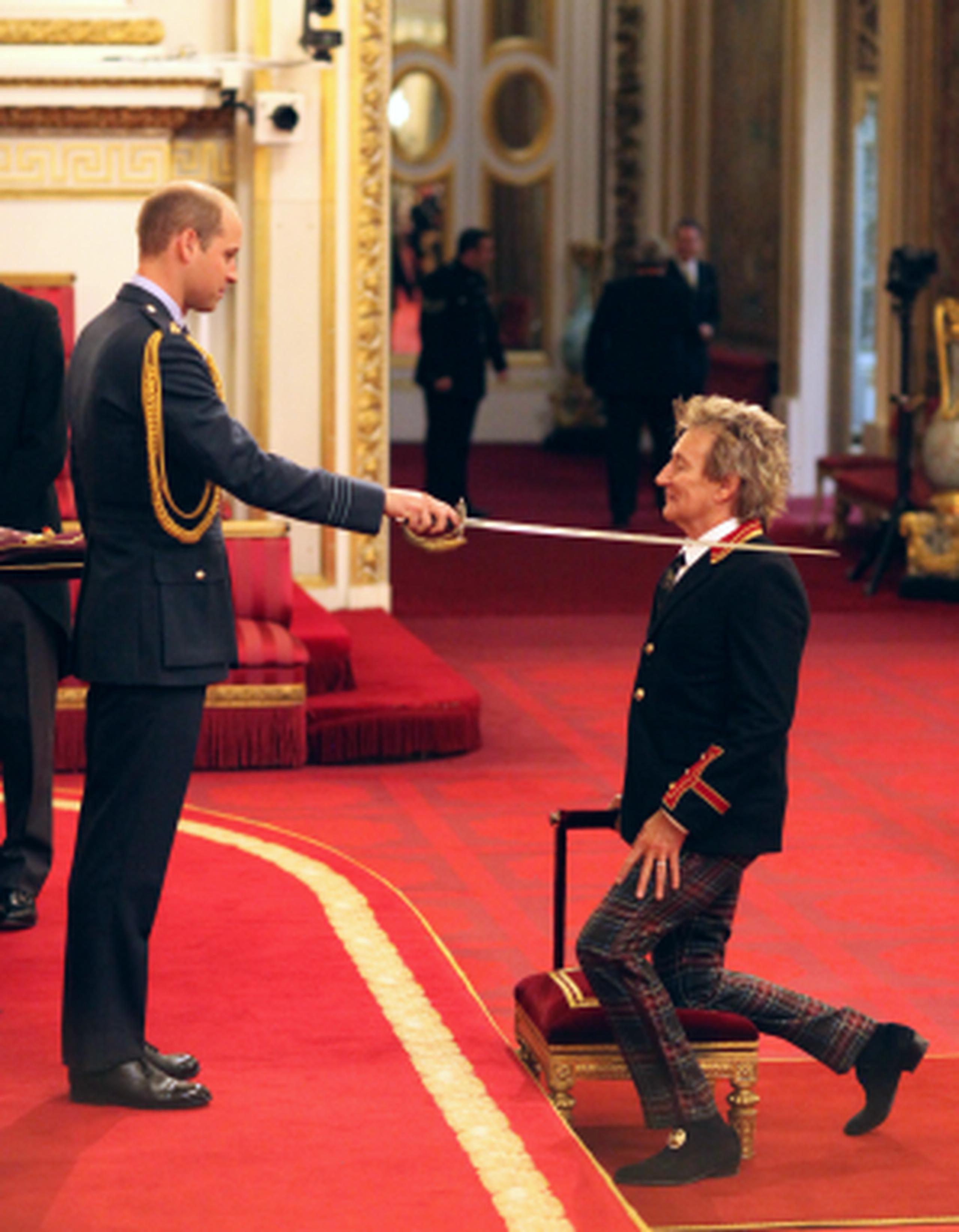 El príncipe William realiza la ceremonia en la que invistió al cantante Rod Stewart (derecha), en el palacio de Buckingham.  (Jonathan Brady/PA via AP)
