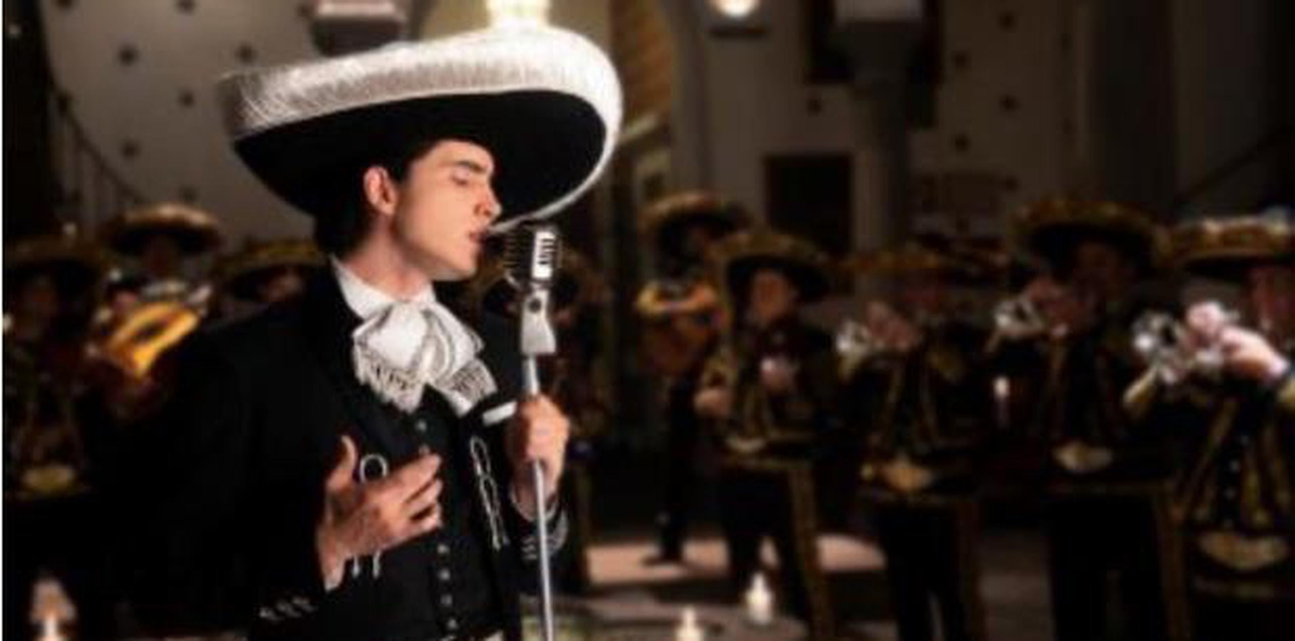 El joven cantante forma parte de la tercera generación de músicos de rancheras ya que, además de ser hijo de Alejandro Fernández, es nieto de uno de los artistas más populares de México, Vicente Fernández, quien se retiró de los escenarios en 2016 pero lanzó su último disco el pasado agosto. (EFE)