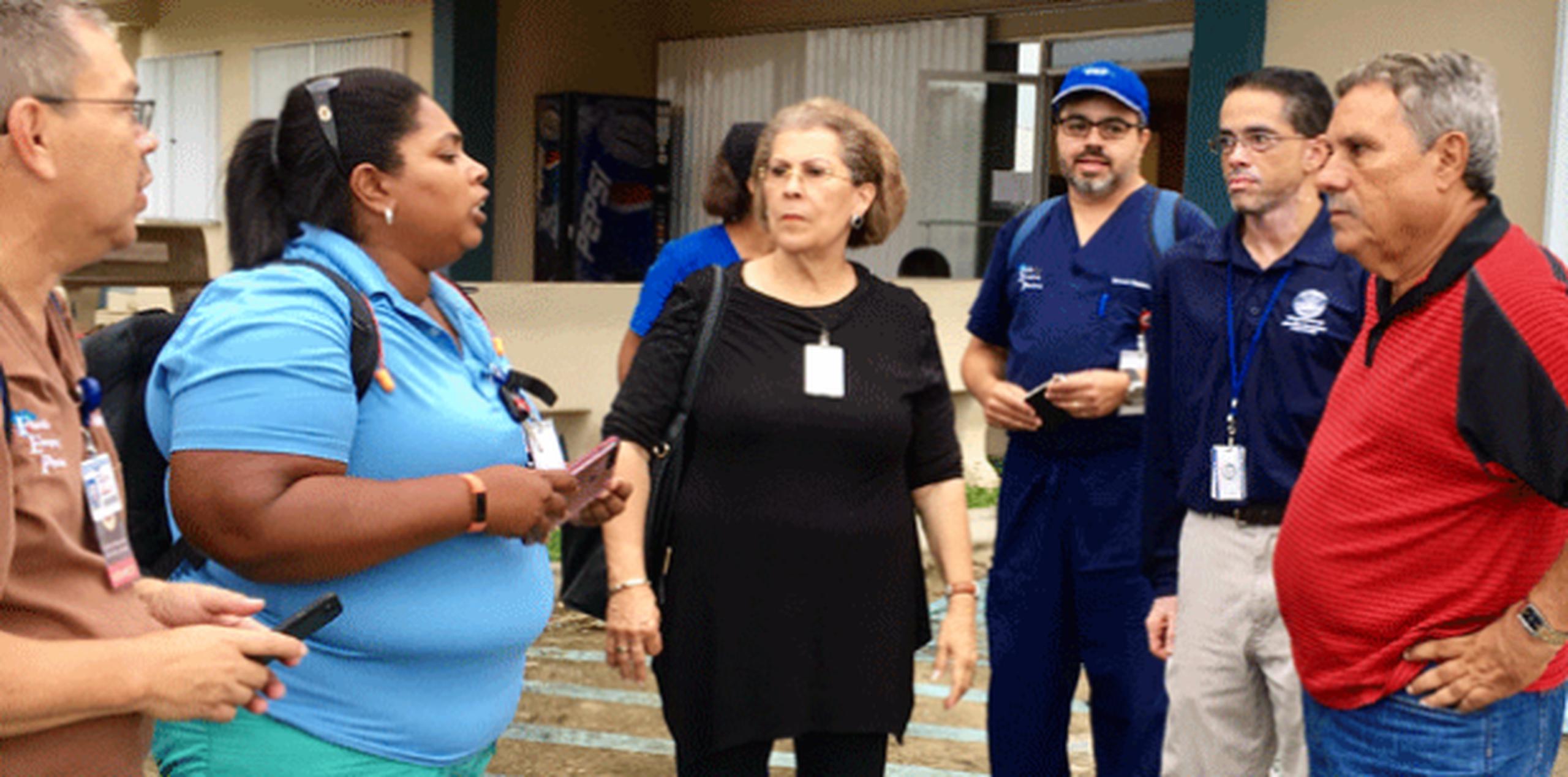 La doctora (al centro) expuso sus preocupaciones en el plano de salud tras visitar la Isla luego del paso del huracán María. (Suministrada)