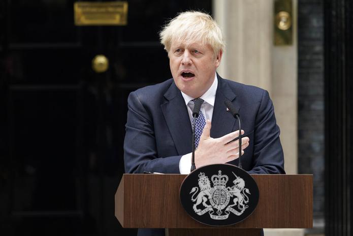 Boris Johnson anunció hoy su dimisión frente a la residencia oficial 10 Downing Street, en Londres.