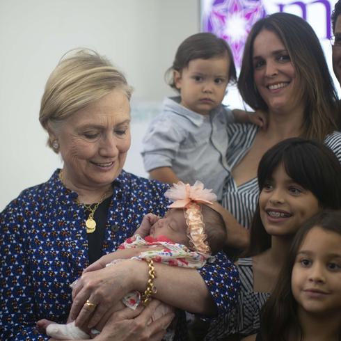 Hillary Clinton saca la cara por las embarazadas en la isla