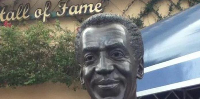 El busto de Cosby se retiró anoche de la Plaza Salón de la Fama de la Academia de las Artes y las Ciencias de Televisión de Hollywood Studios de Disney. (youtube)