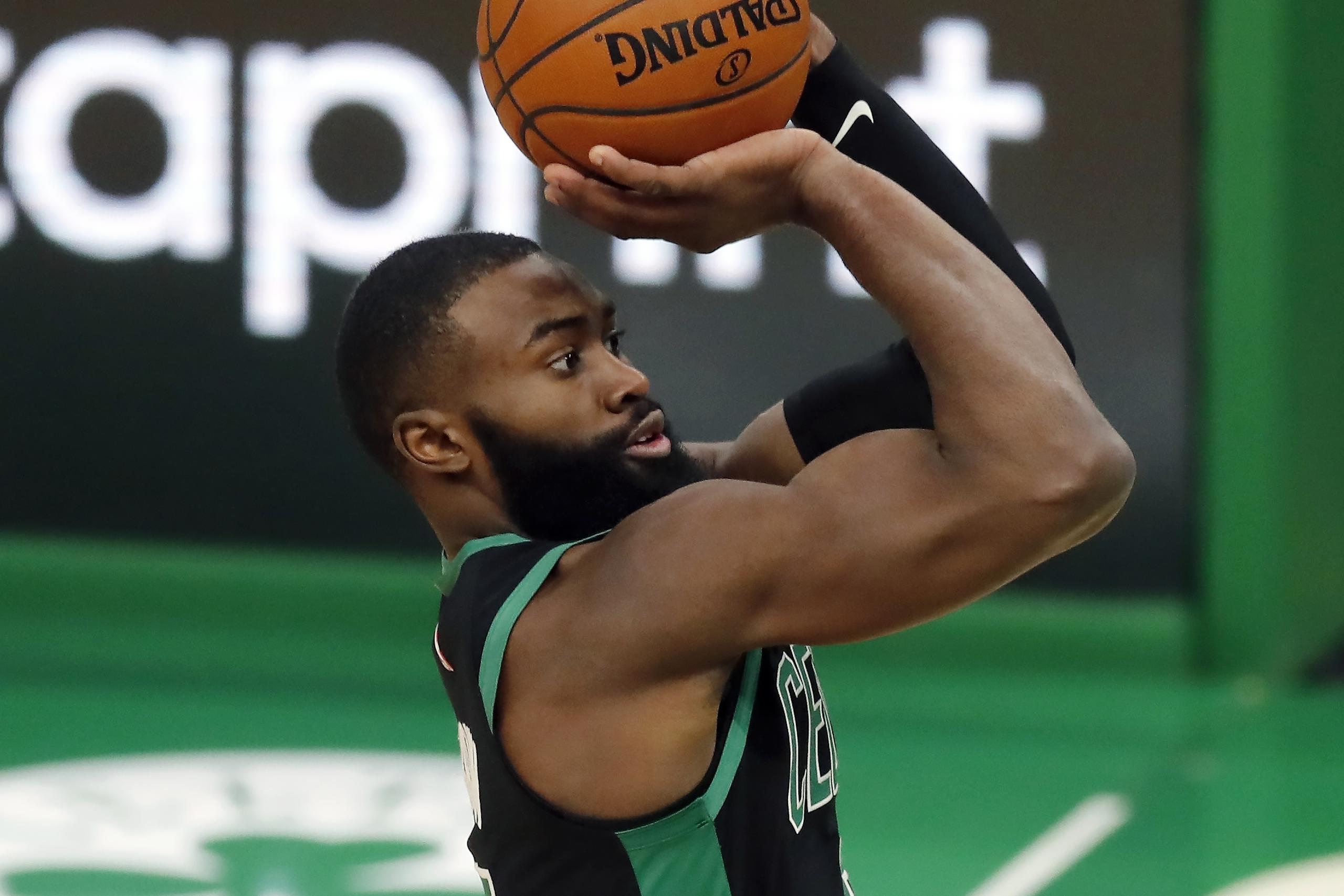 Jaylen Brown, de los Celtics de Boston, coló 20 de sus 33 puntos en el tercer periodo del encuentro del domingo ante los Cavaliers.