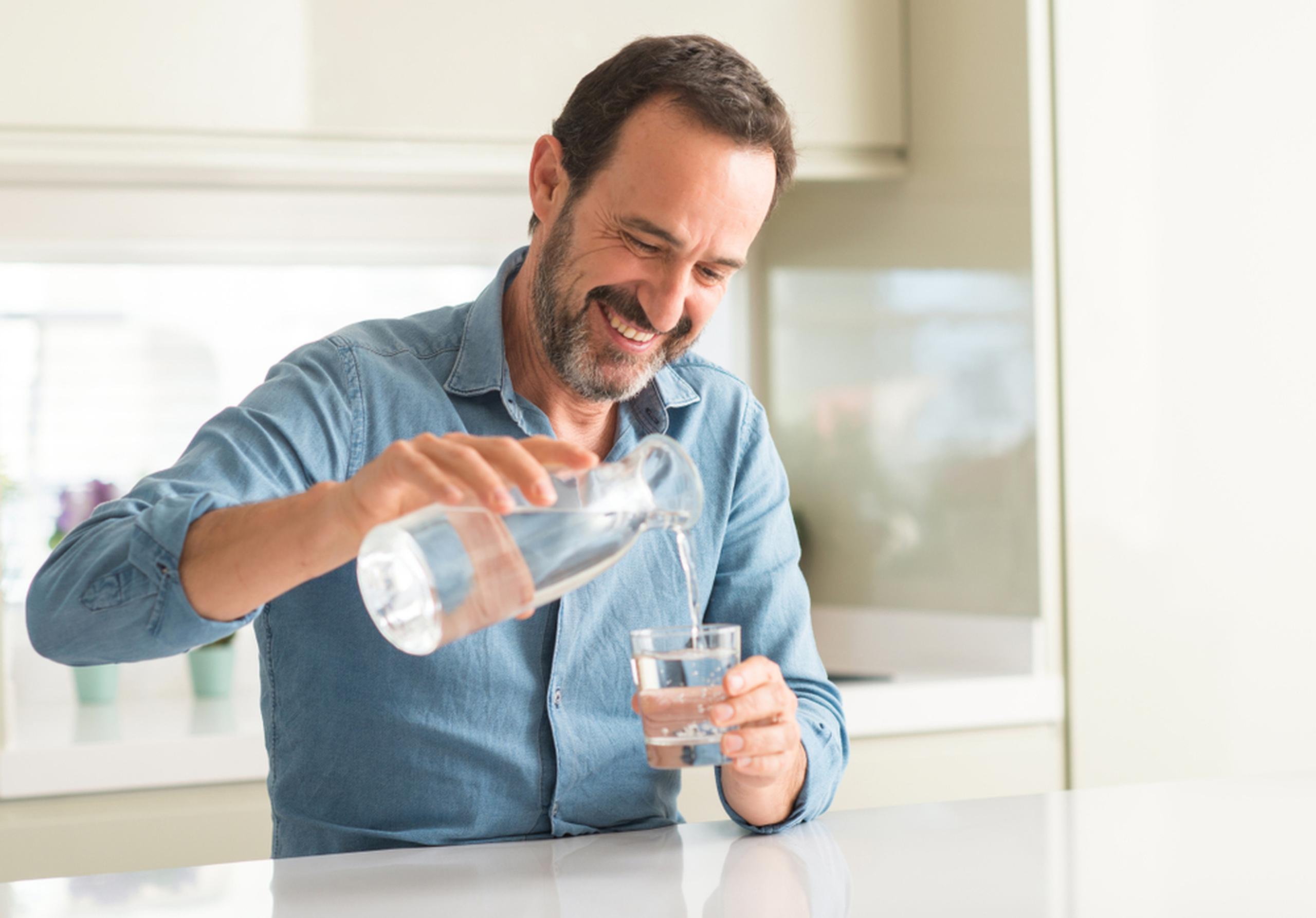Se recomienda que los hombres consuman 3 litros diarios de agua y las mujeres 2.7.