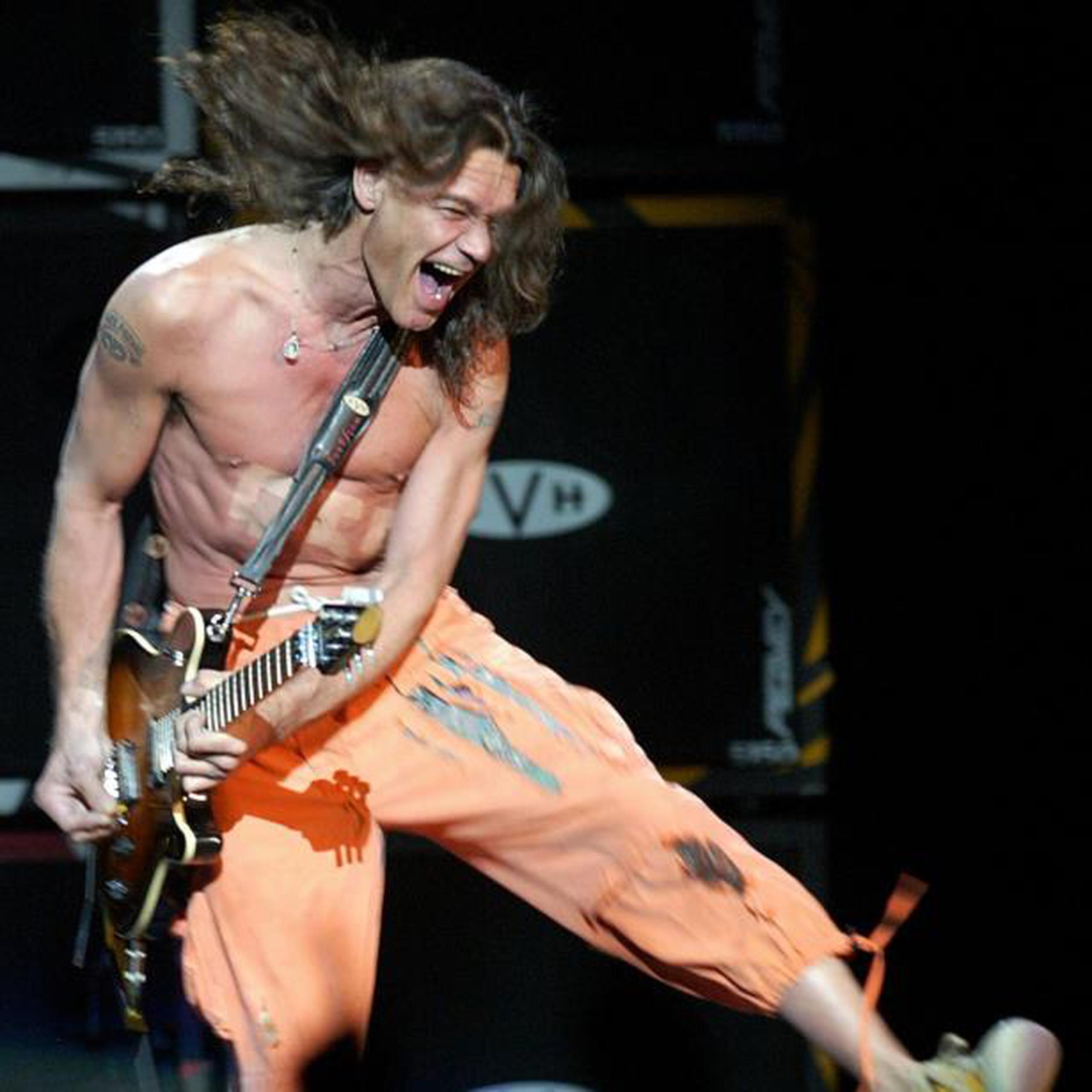 Van Halen, durante su presentación en Puerto Rico en el 2004, ha achacado la condición a las uñetas de metal que ha usado durante toda su carrera y que solía meter en su boca mientras tocaba de manera habitual. (archivo)