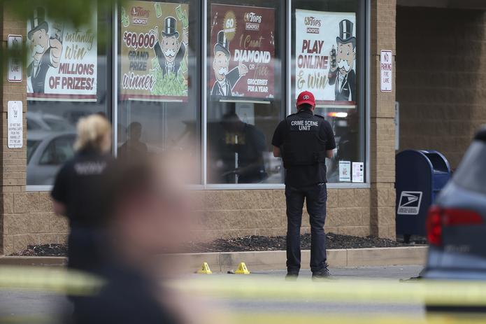 Policías investigan un tiroteo registrado en un supermercado, el sábado 14 de mayo de 2022, en Buffalo, Nueva York. (AP Foto/Joshua Bessex)