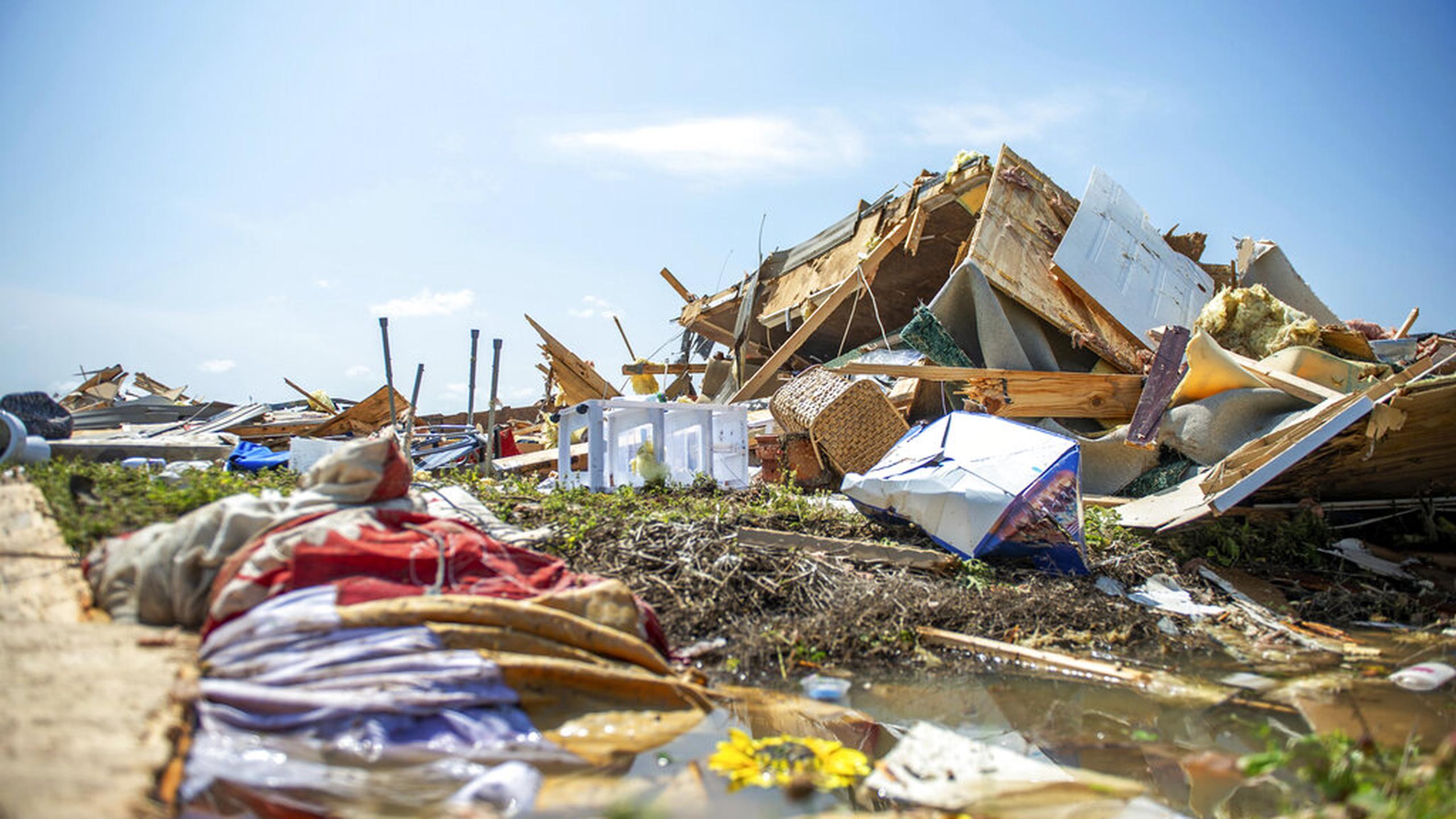 Los daños se observan después de que un tornado azotara Palmetto, Luisiana, el sábado.
