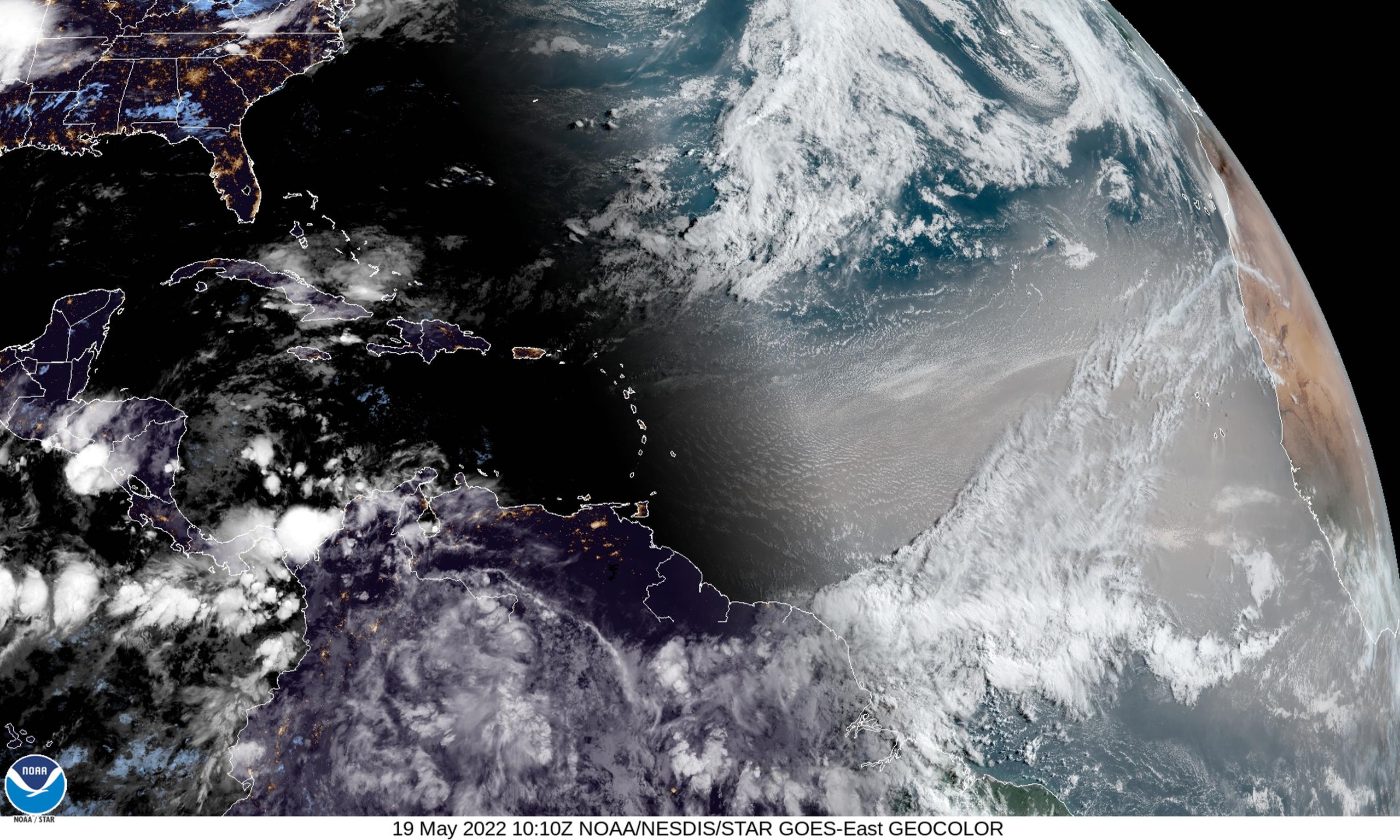 Imagen de satélite de la inmensa nube de polvo del Sahara este 19 de mayo de 2022.