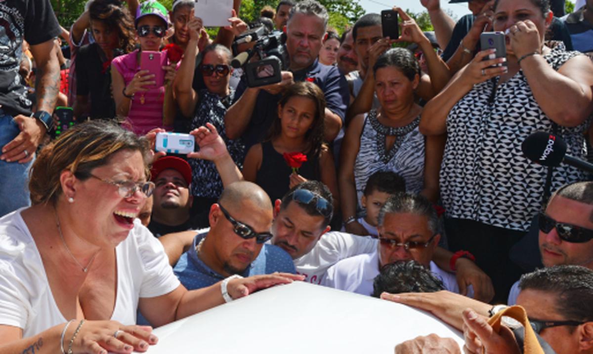 Entre llanto, música y llamados sepultan a Mexicano en Manatí Primera