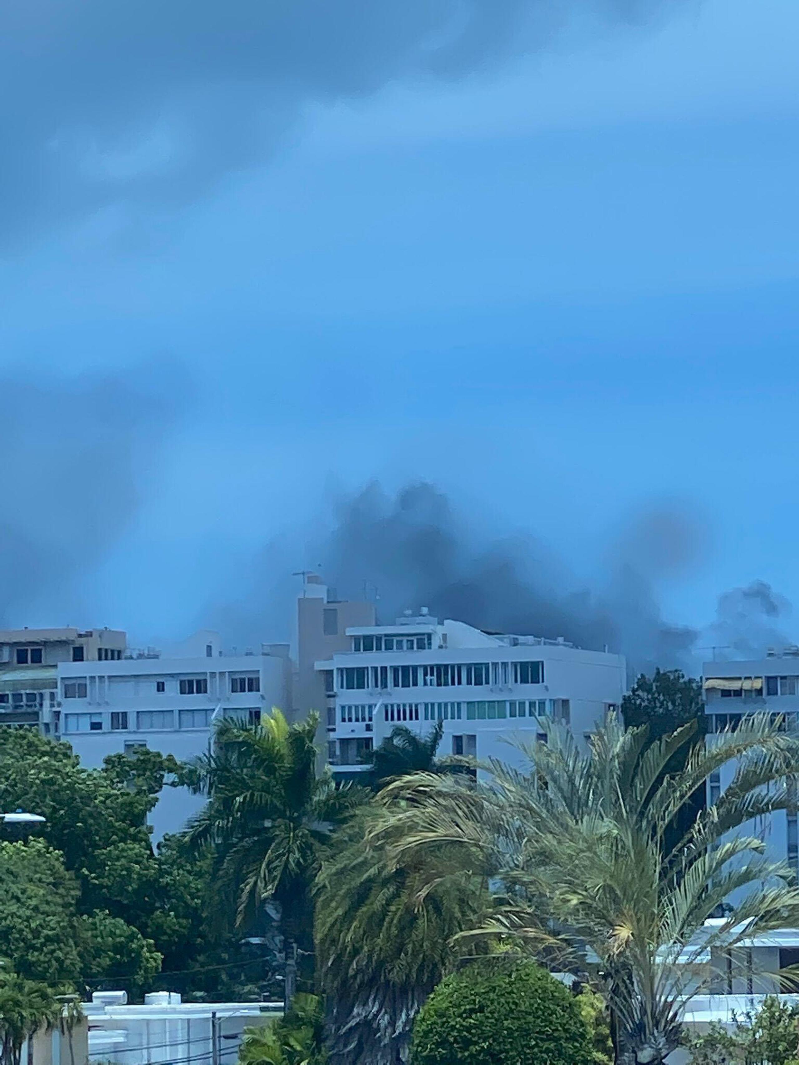 Vista de la humareda que salía de la central de San Juan.