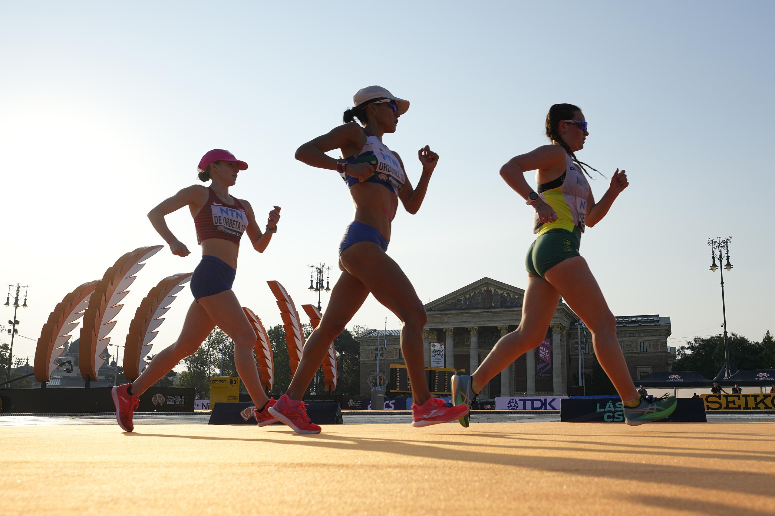 Primera desde la izquierda, Rachelle De Orbeta, de Puerto Rico, marcha en la prueba de 20 kilómetros de Budapest 2023.