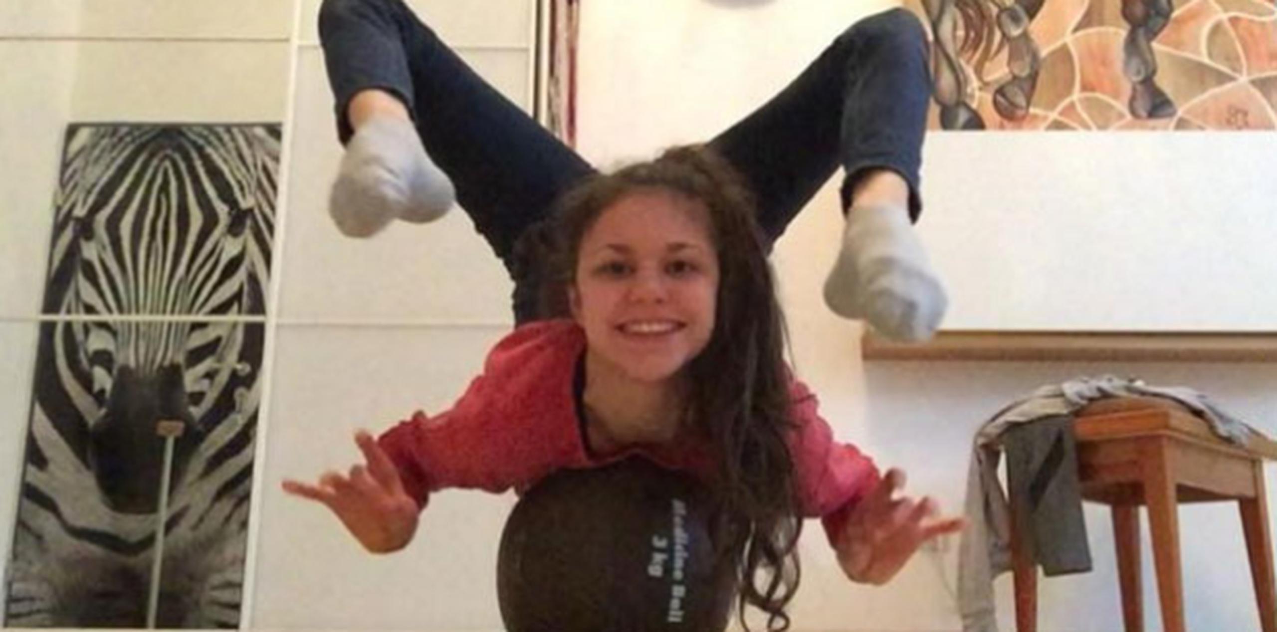 A los 13 años, Stephanie descubrió la equitación acrobática, que al día de hoy, es su pasión. (facebook)