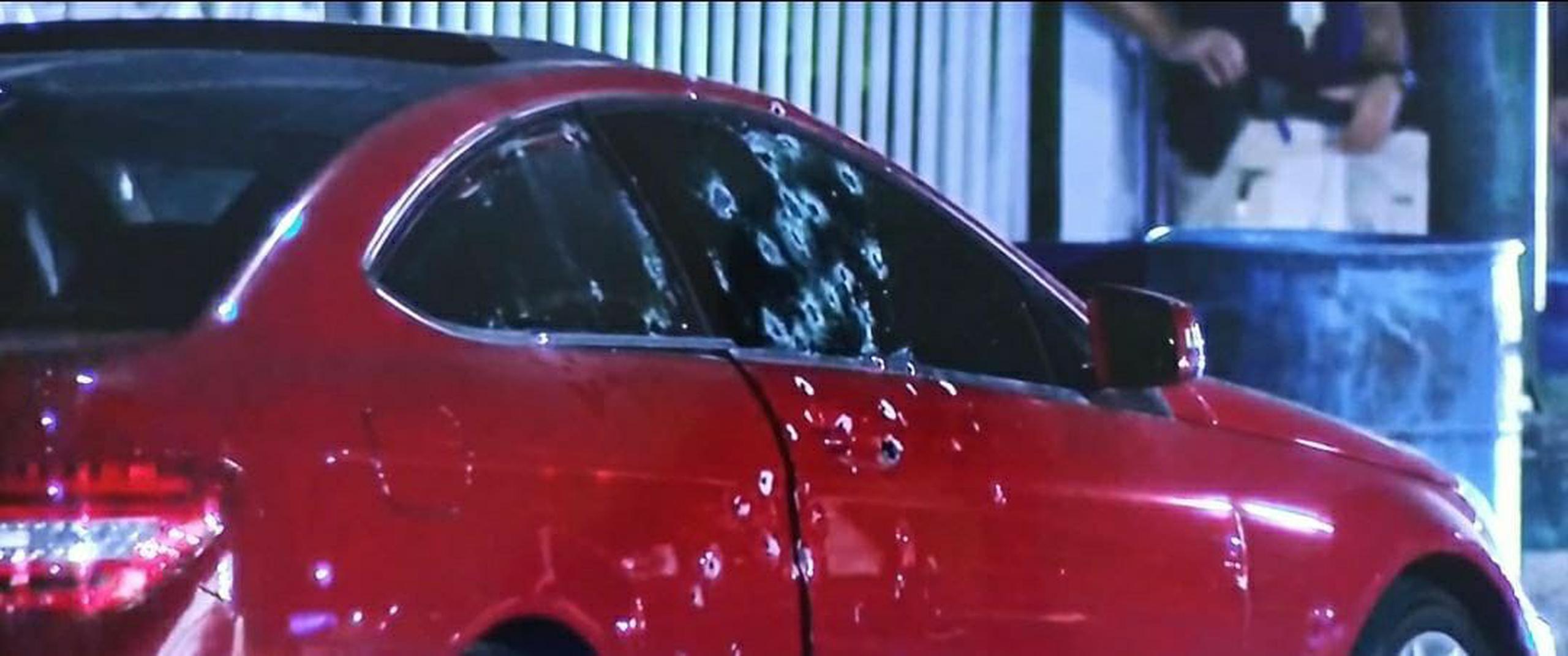 Durante el registro al vehículo Mercedes Benz incautaron droga, balas y dinero.