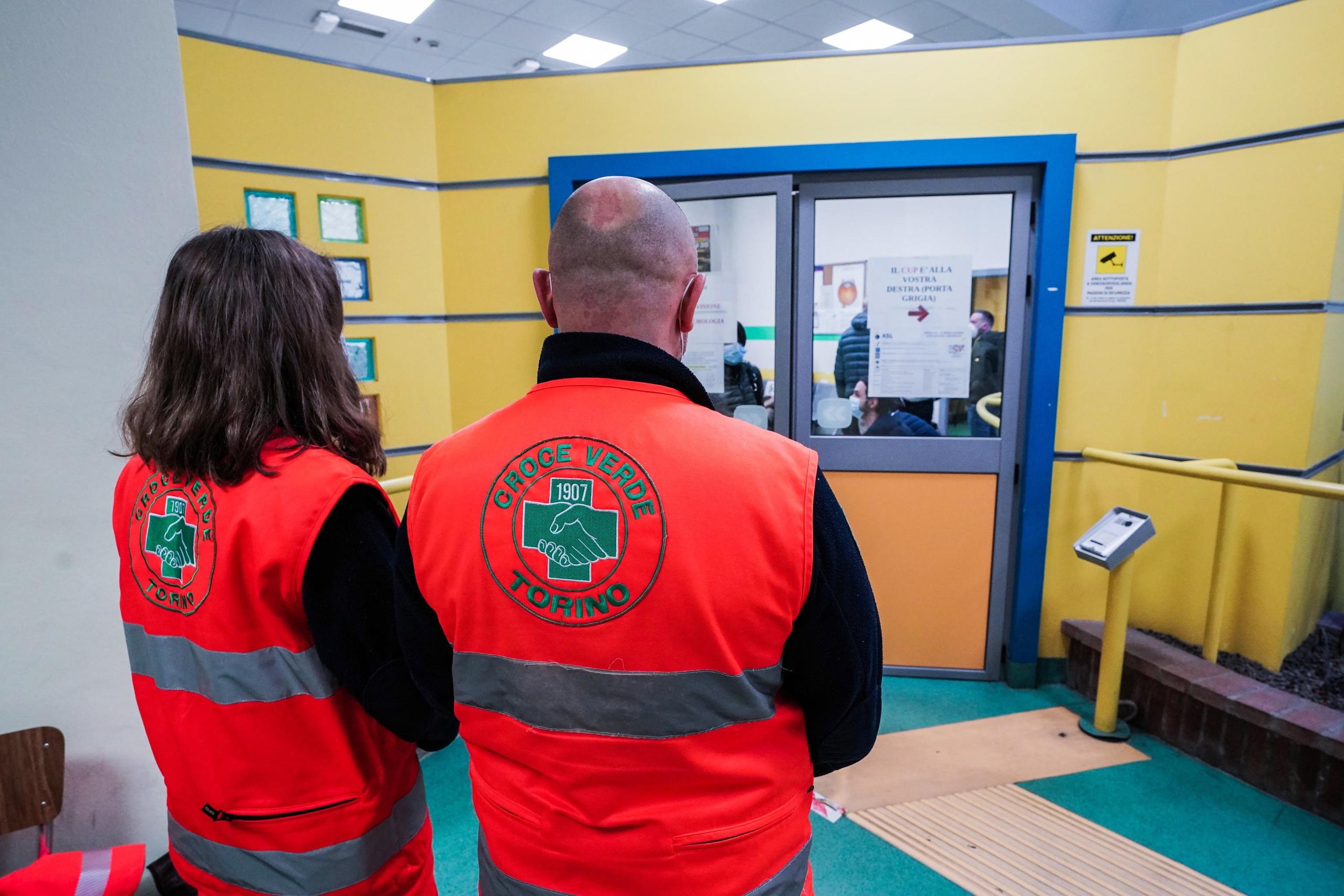Sanitarios italianos espera para ser vacunados contra la covid en un hospital de Turín.