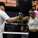 Amanda Serrano entrena ante cientos en el Distrito T-Mobile