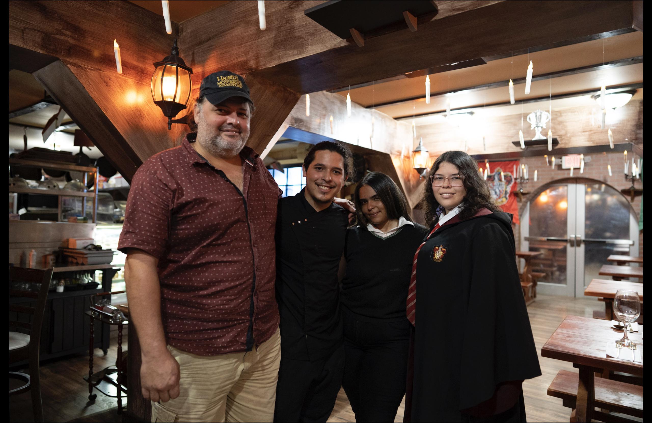 De izquierda a derecha: Edward Caraballo, propietario; Gabriel Eduardo Caraballo, chef; Roxanna Muriel Rodriguez, gerente; y Alondra Caraballo, mesera.