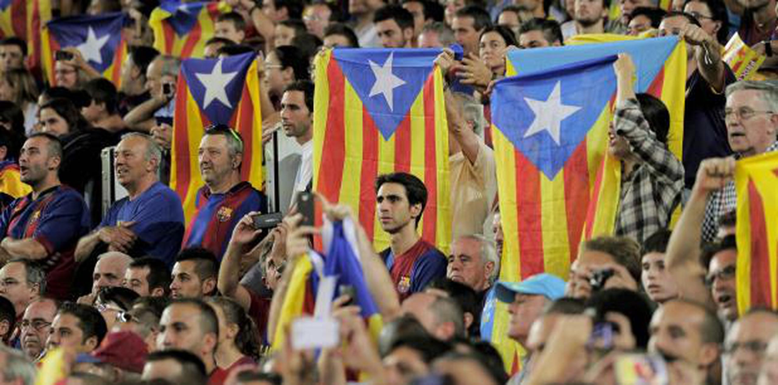 El despliegue de las banderas independentistas catalanas es algo habitual en los partidos de local del Barcelona. (AFP)