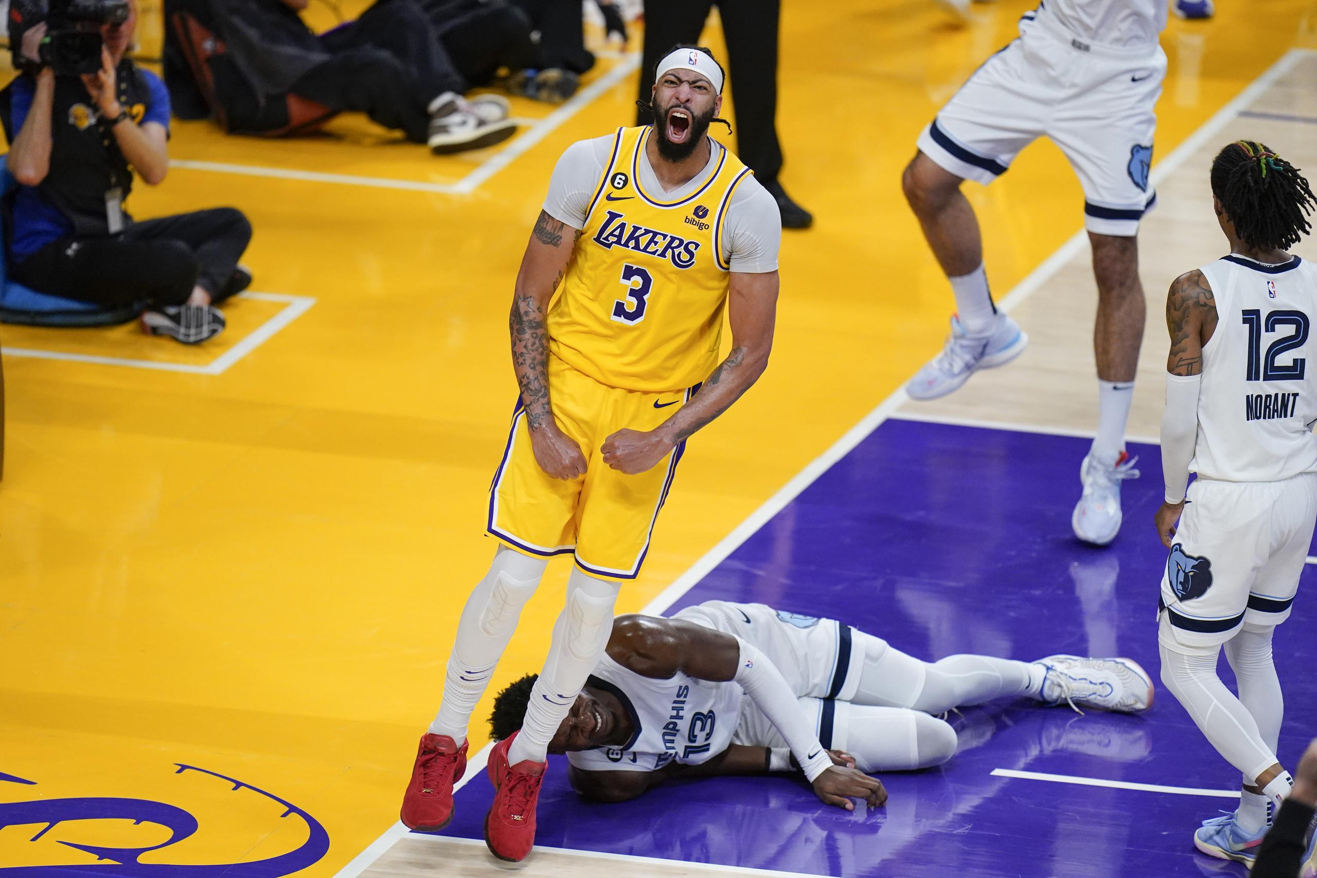 Anthony Davis logró 16 puntos, 14 rebotes y cinco tapones en el triunfo de los Lakers.