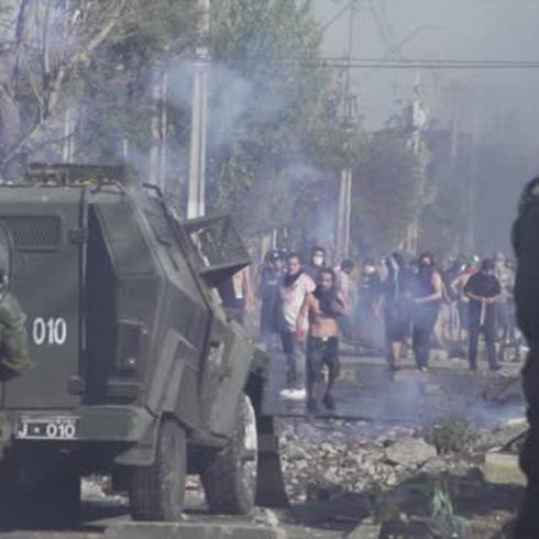 Chilenos hambrientos protestan con palos y piedras