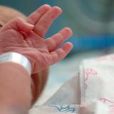Nace bebé con 26 dedos en India