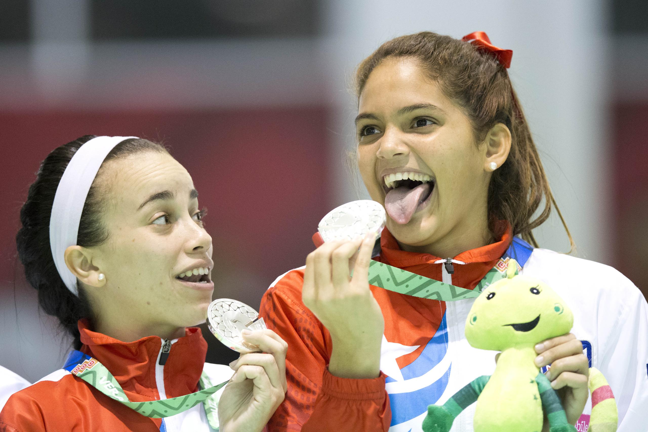 Gonzalez, a la izquierda, saborea la medalla que conquistó con Puerto Rico en los Juegos Centroamericanos y del Caribe Veracruz 2014.
