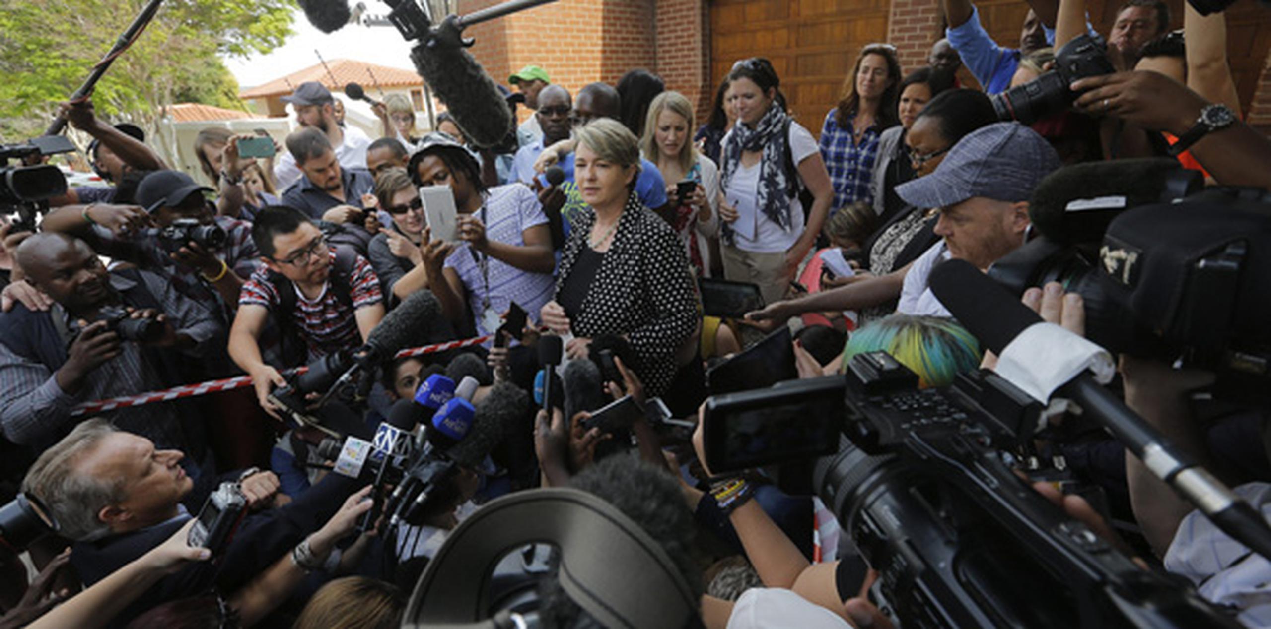 La portavoz de la familia Pistorius, Anneliese Burguess, se dirige a los medios de comunicación ante la casa del tío del atleta sudafricano Oscar Pistorius en Pretoria, Sudáfrica. (EFE)