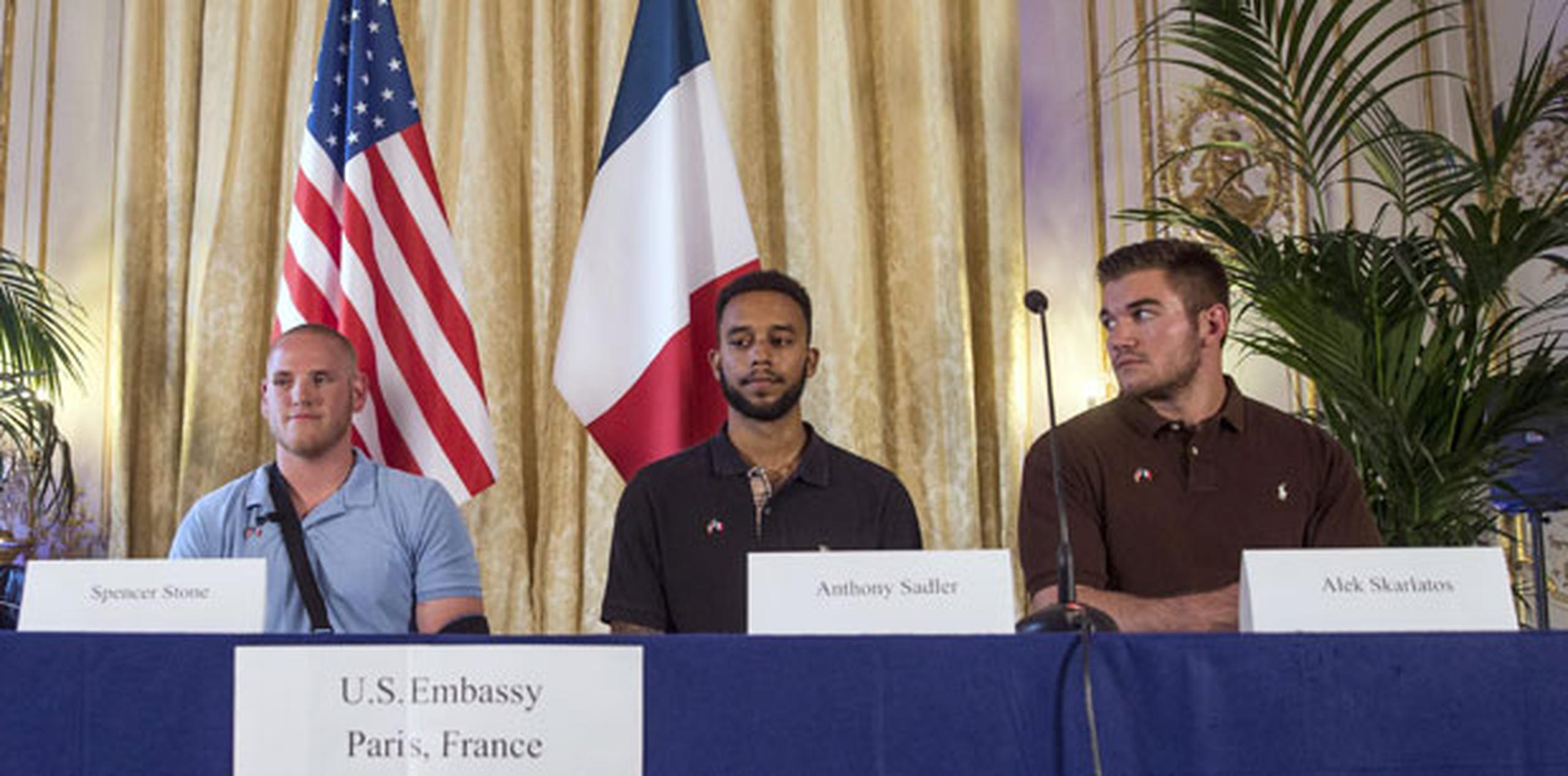 El presidente de Francia rindió hoy homenaje a los tres ciudadanos estadounidenses y uno británico que consiguieron evitar "una masacre, una carnicería". (EFE/EPA/Etienne Laurent)
