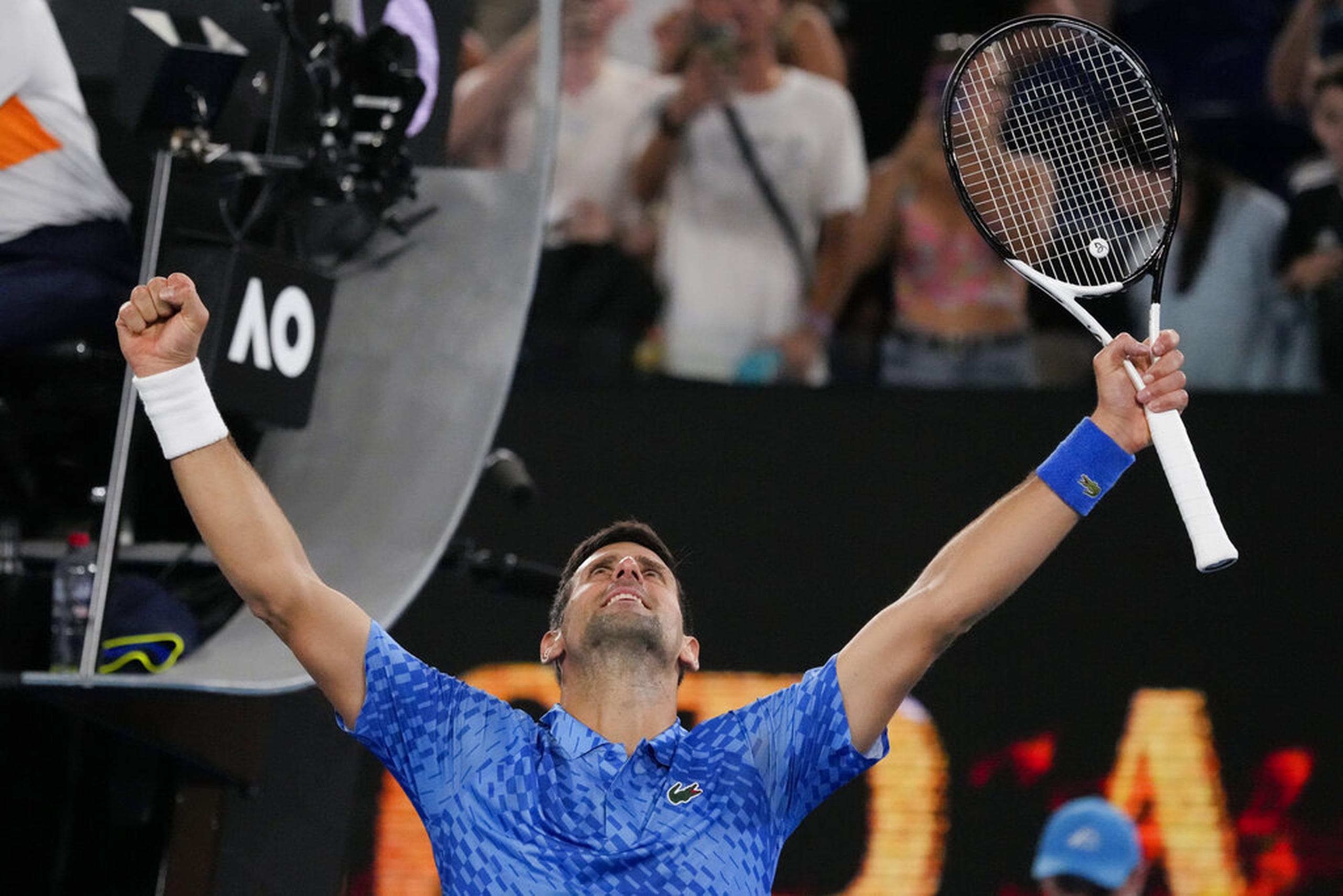 Novak Djokovic celebra después de vencer a Roberto Carballés Baena en la primera ronda del Abierto de Australia.