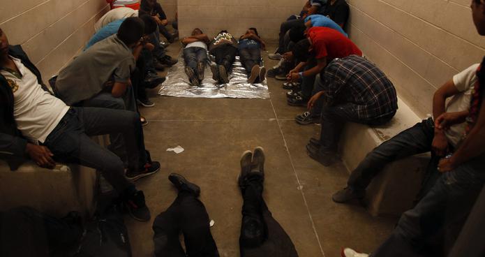 ICE informó de 35 casos de COVID-19 confirmados entre sus empleados en los centros de detención, y de otros 88 casos entre funcionarios que no trabajan en esos centros.
