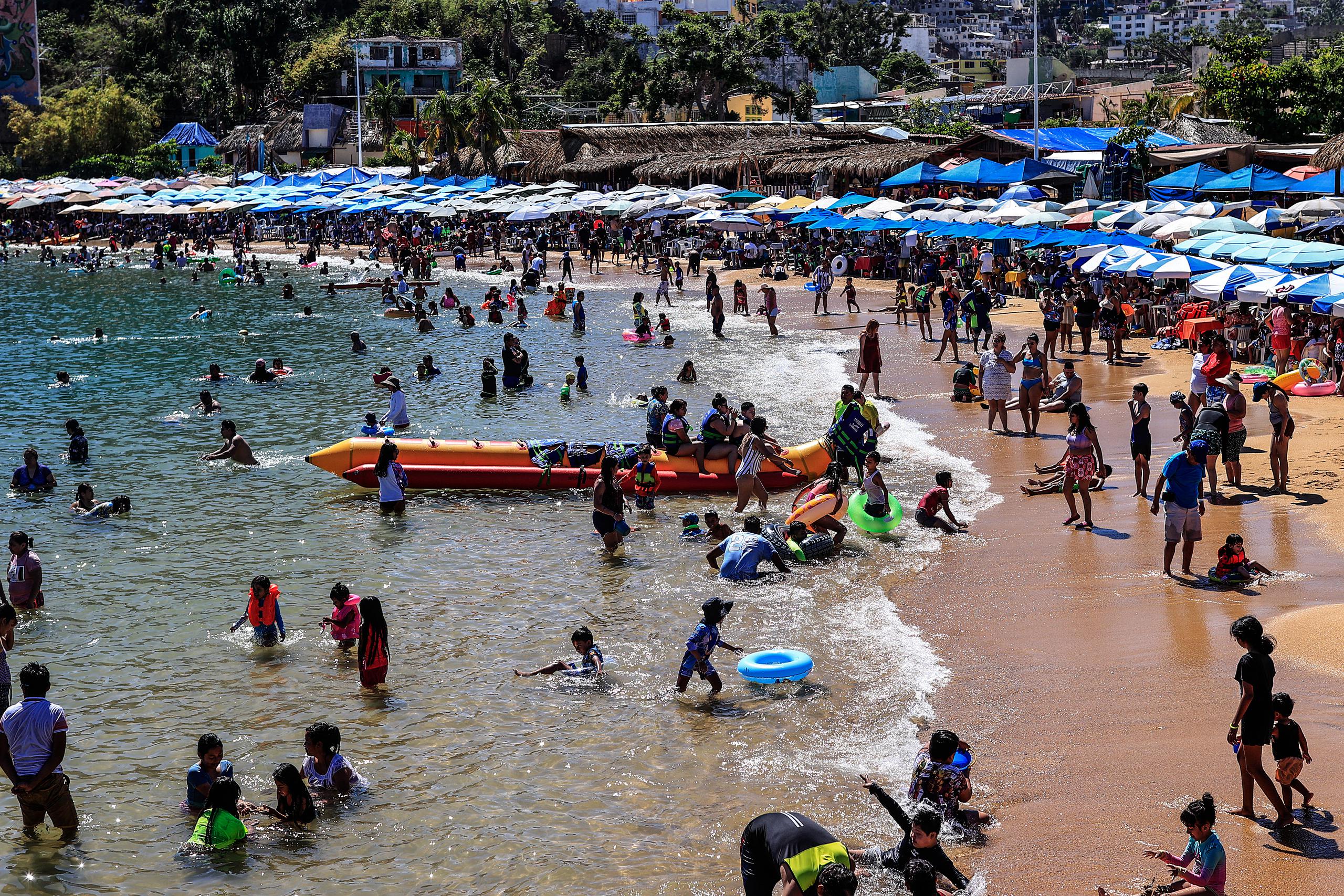 Turistas disfrutan en una playa, el 29 de marzo de 2024, en el balneario de Acapulco, en México. (EFE/ David Guzmán)