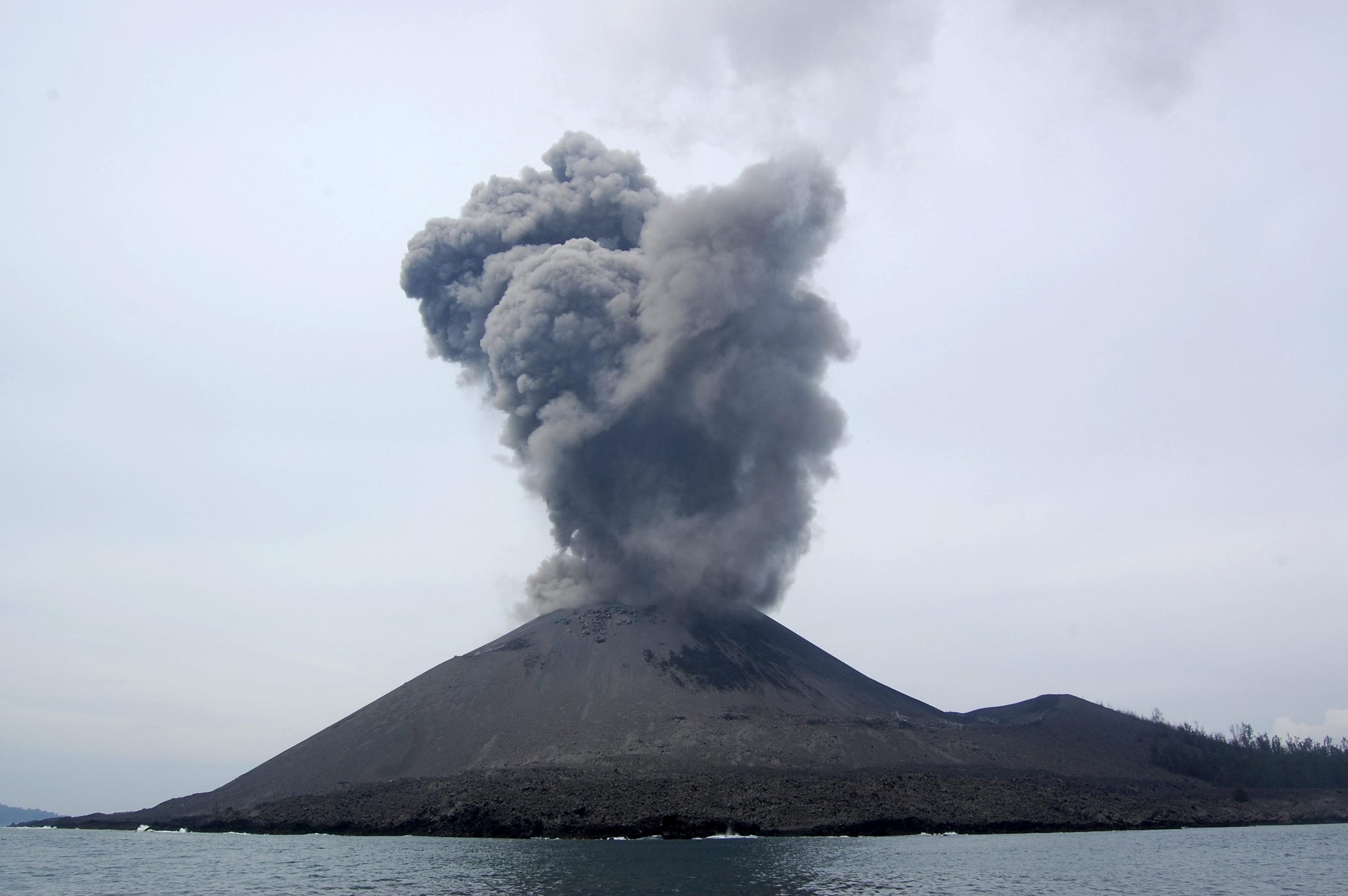 Imagen de archivo del Anak Krakatoa mientras emite nubes de ceniza. EFE/Paula Regueira Leal
