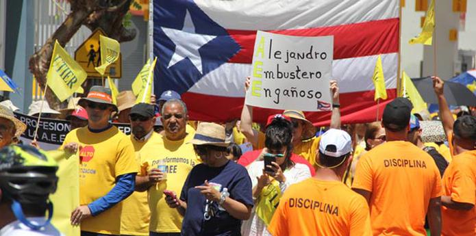 Entre los manifestantes había personas de todas las edades, y algunos llevaban banderas de uniones de la industria energética y pancartas. (Para Primera Hora / Estela Rodríguez)
