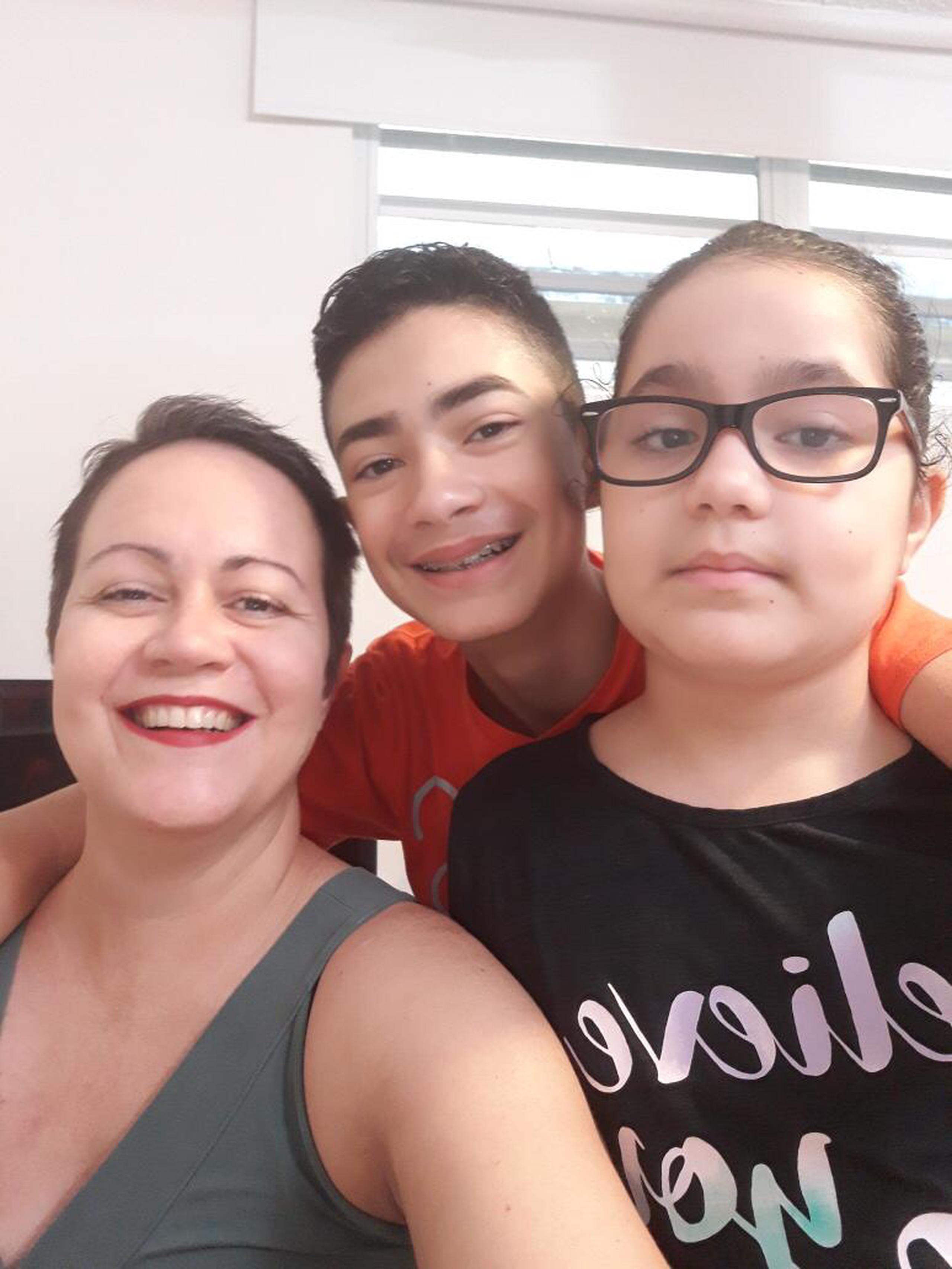 Verónica Rodríguez junto a sus hijos Nelson Omar y Mia Veronica, quien tiene problemas de la vista.