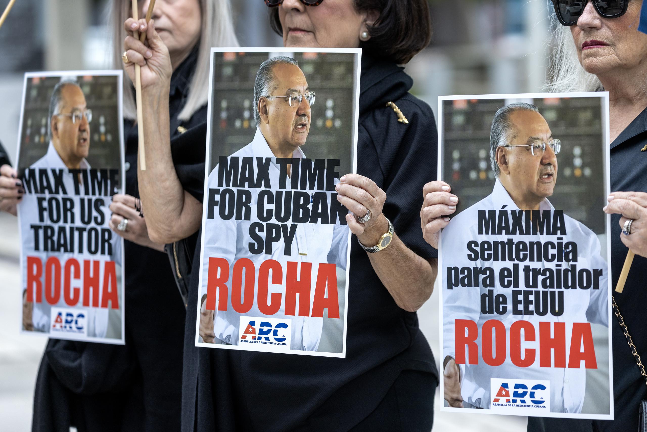 Rocha también debe ceder a los Estados Unidos cualquier ganancia en relación con cualquier publicación relacionada con su conducta delictiva o su servicio diplomático al país.