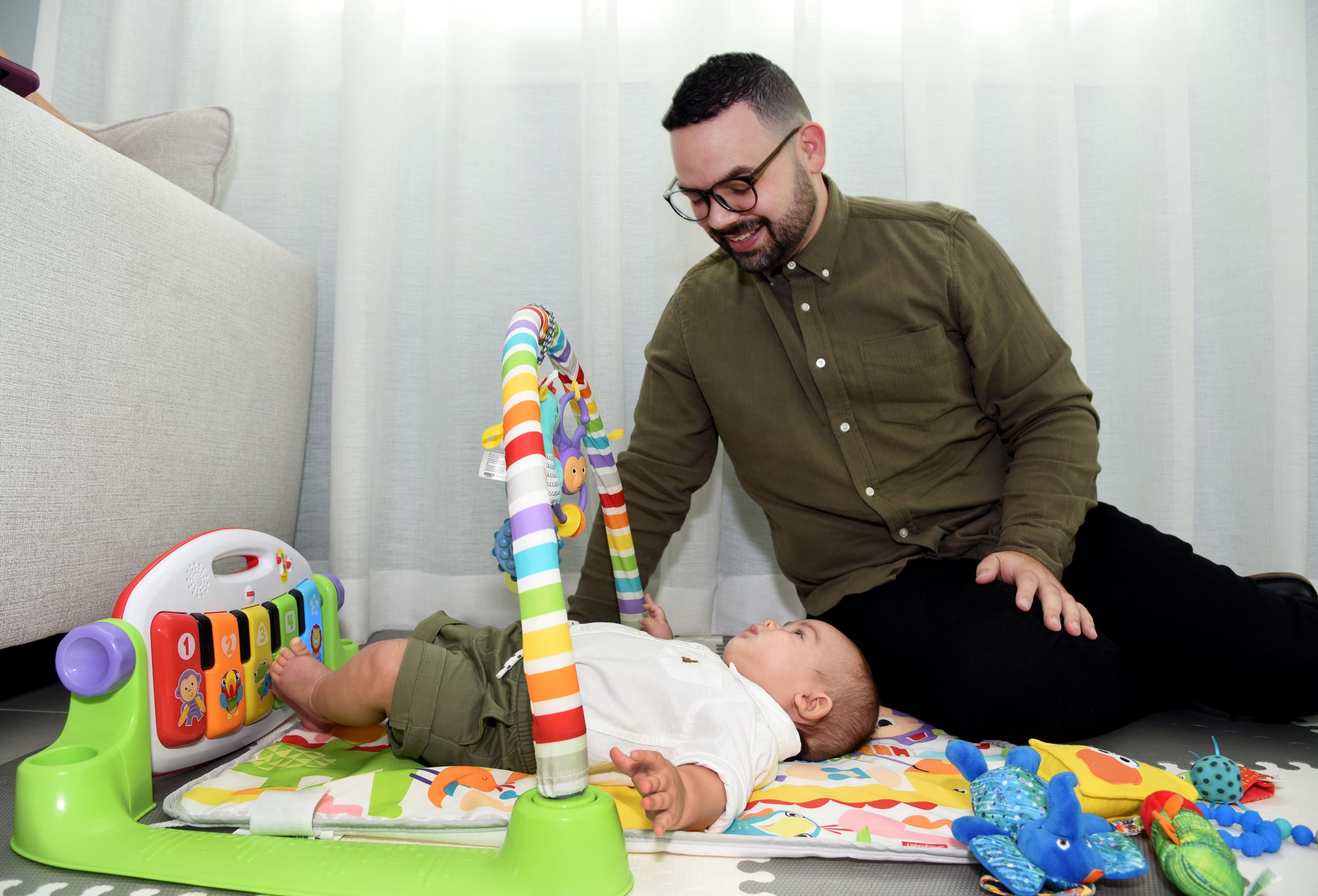 Ricky Deida junto a su hijo de cuatro meses, Adrián José “AJ” Deida Escalera, en su residencia en Guaynabo.