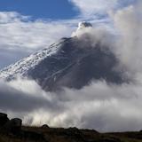 Alerta de caída de ceniza en Ecuador en zonas cercanas a dos volcanes 
