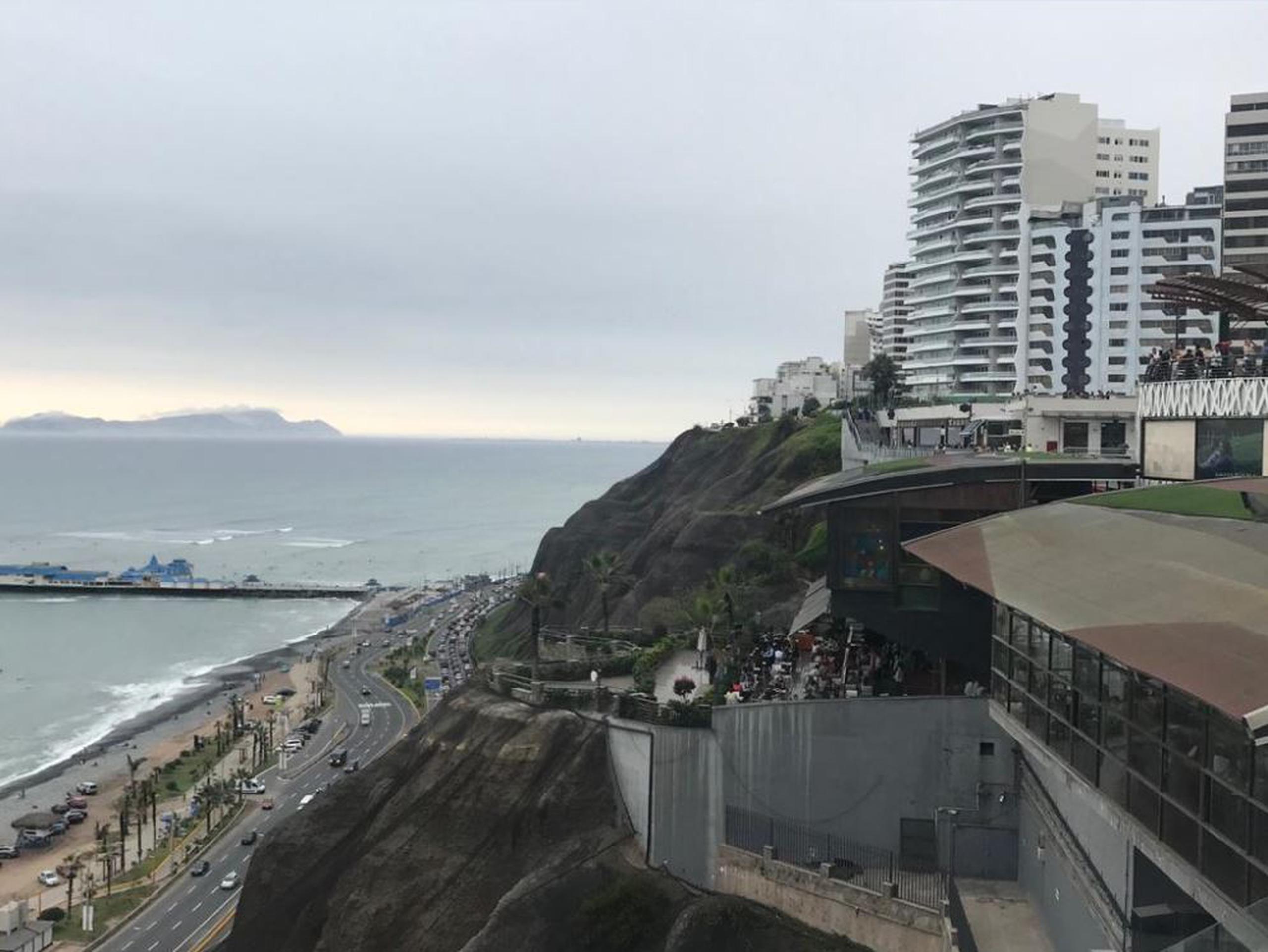 Vista desde Mira Flores en Lima, Perú.