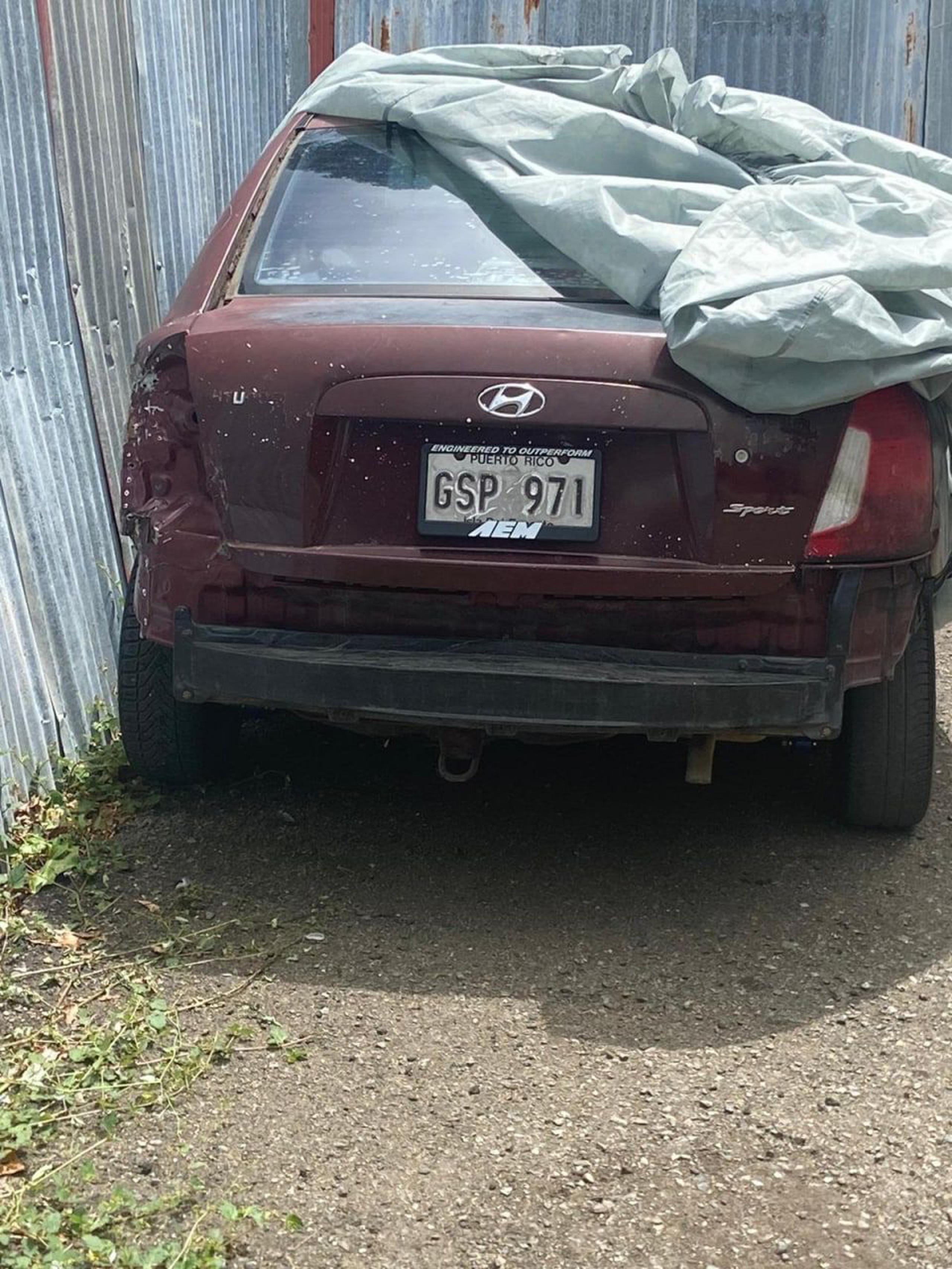 El vehículo Hyundai Accent, del 2007, color vino, en el que viajaba el sospechoso del crimen del agente Erasmo García Torres, fue ocupado a pesar de que intentó ocultarlo con un toldo.