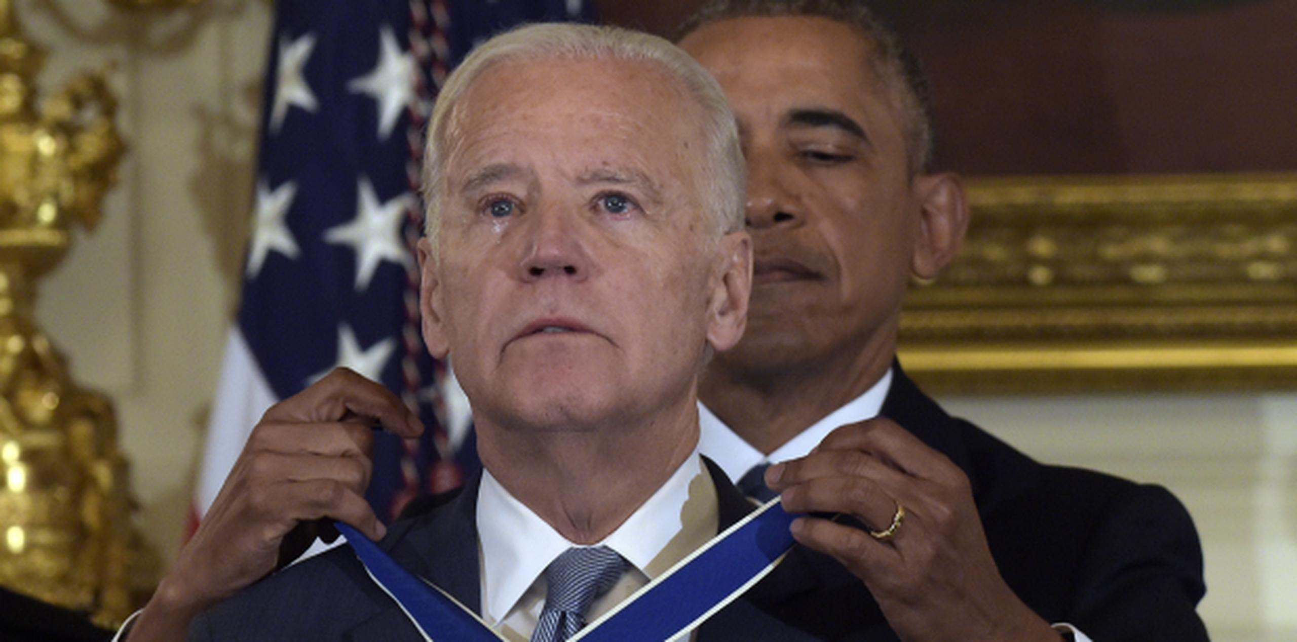 Biden no aguantó derramar lágrimas mientras recibía el honor. (Prensa Asociada)