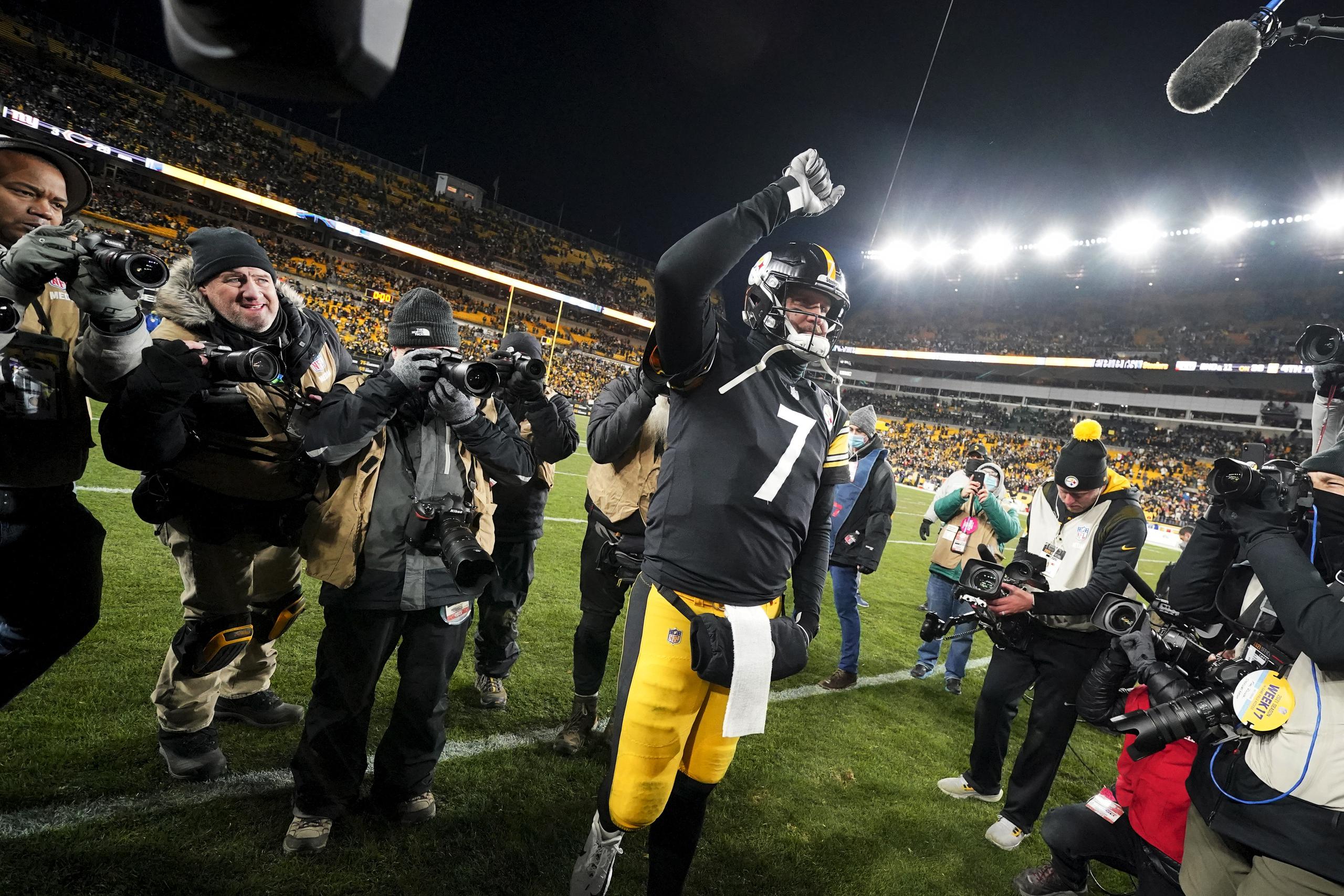 El quarterback de los Steelers de Pittsburgh Ben Roethlisberger saluda a los aficionados mientras deja el campo tras el triunfo ante los Browns de Cleveland el lunes 3 de enero del 2021.