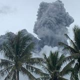 Volcán indonesio Marapi hace erupción y cubre varios pueblos de ceniza