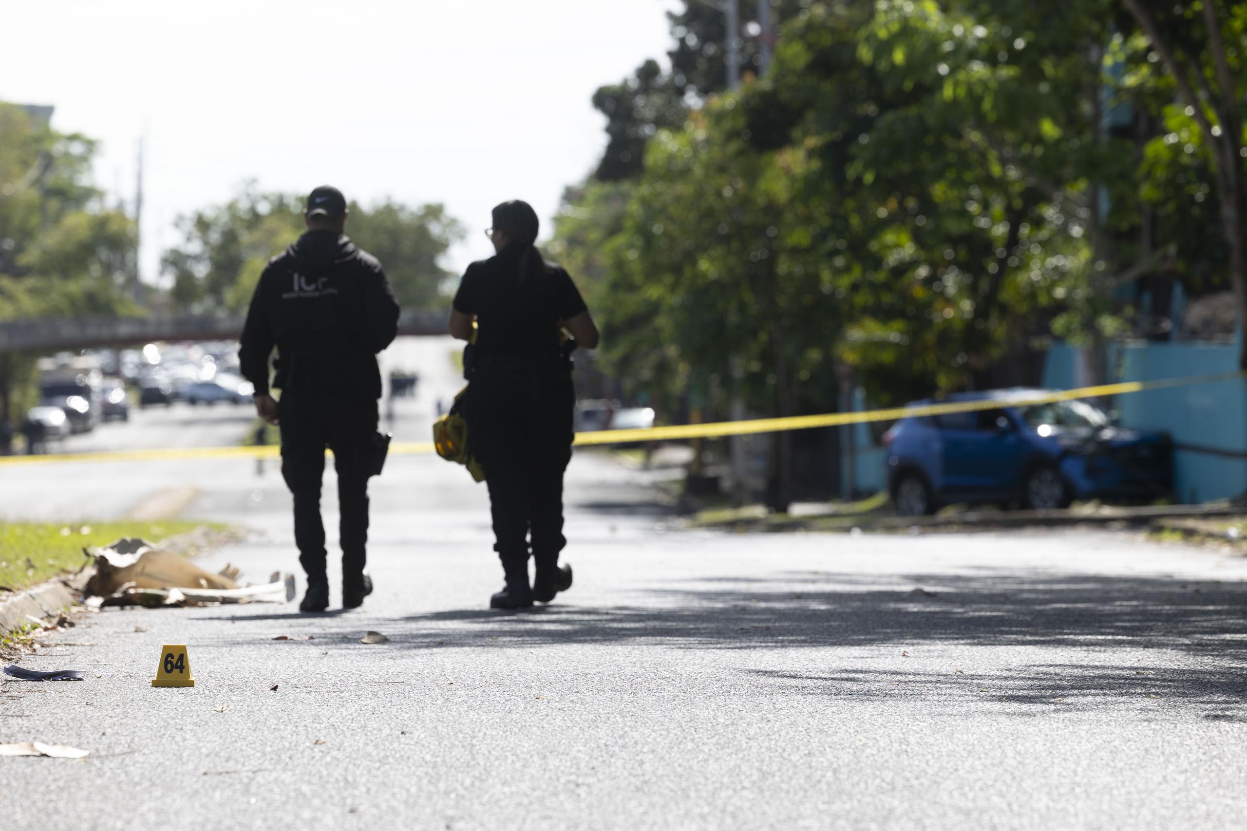 Escena del asesinato del agente de la Policía en el residencial Sabana Abajo, en Carolina.