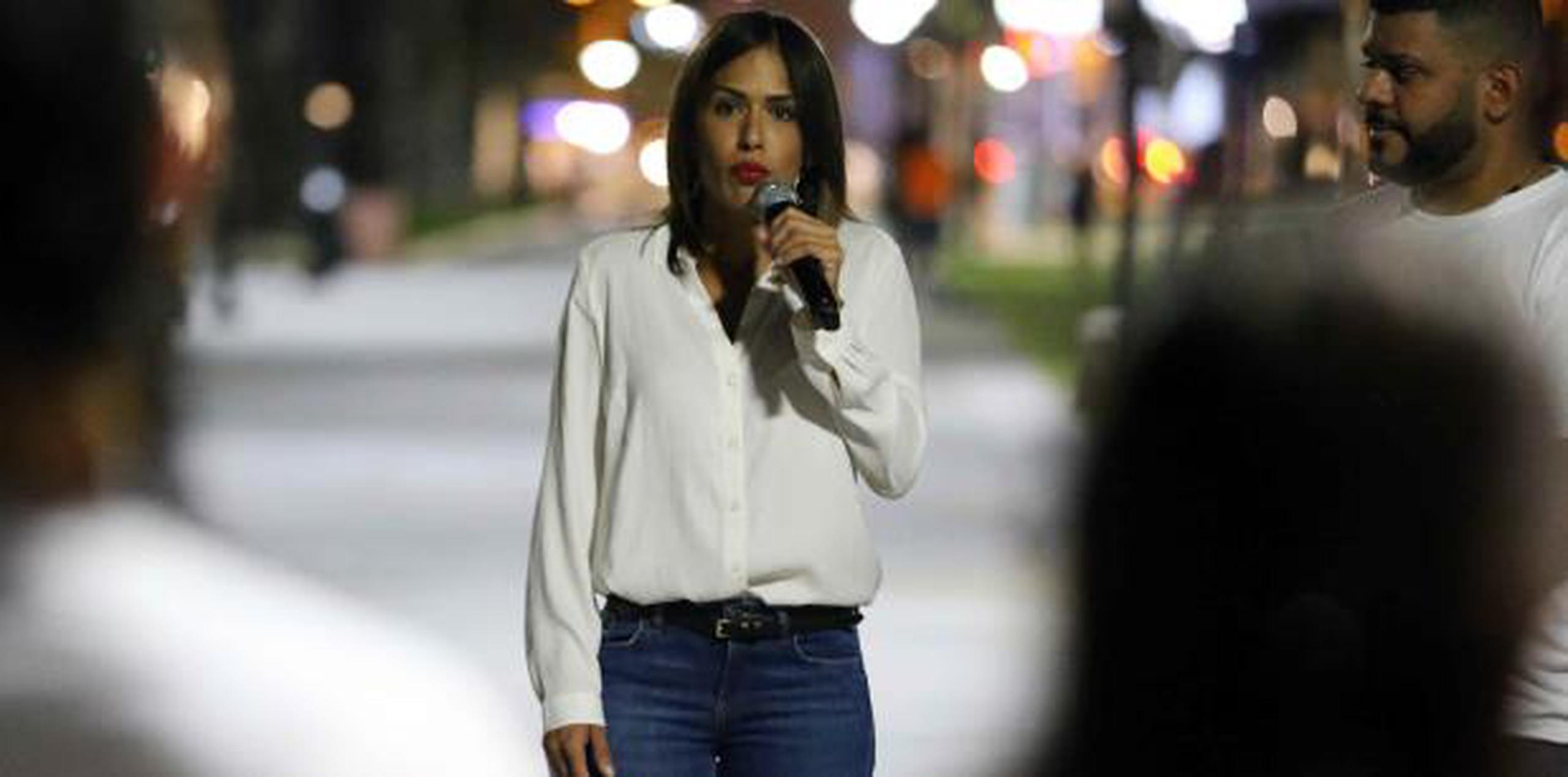 La Procuradora de las Mujeres participó esta noche en una vigilia en honor a Suliani Calderón Nieves, la sexta víctima de violencia de genero de este año, en el Malecón de Cataño. (juan.martinez@gfrmedia.com)