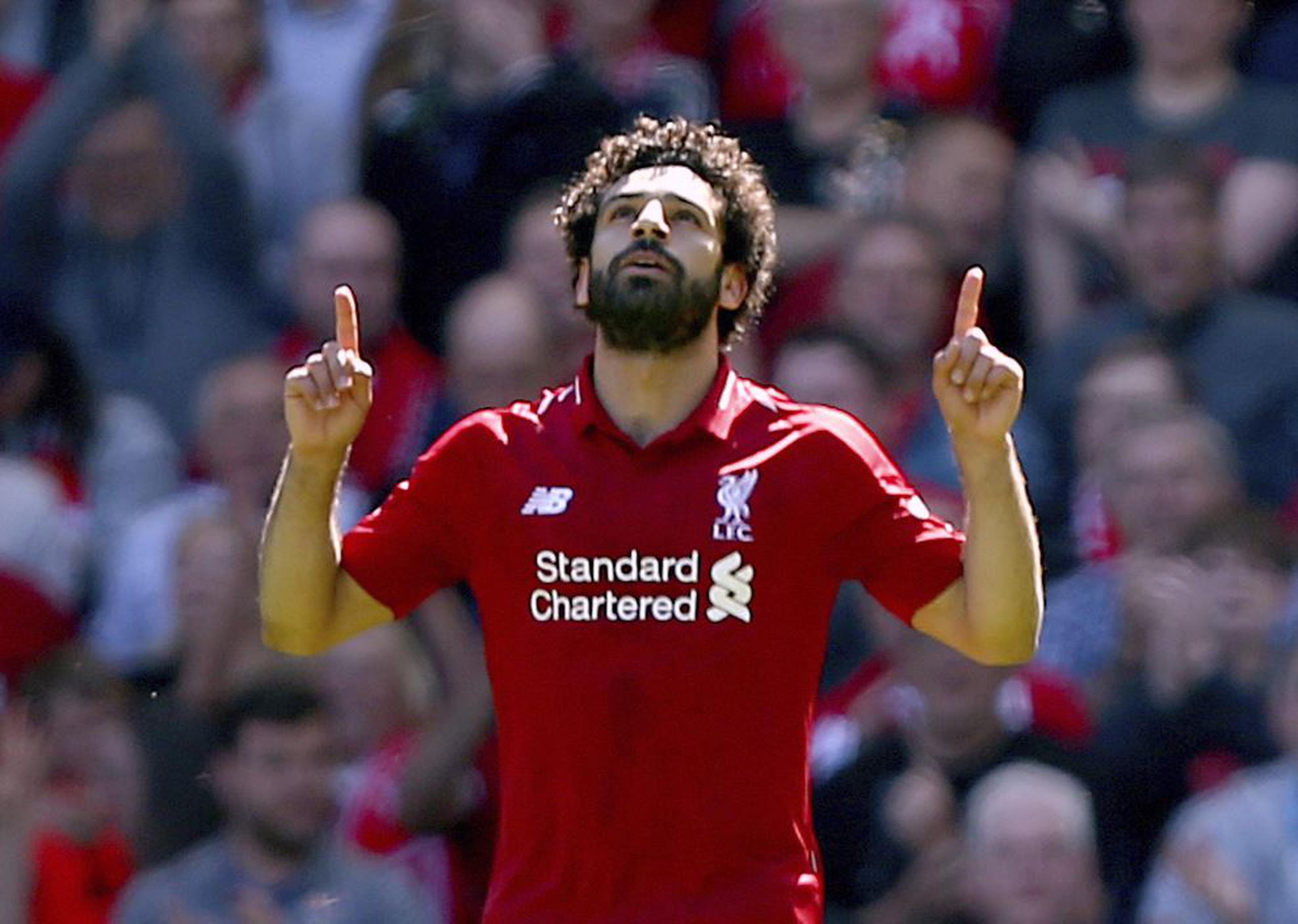 Mohamed Salah, del Liverpool, celebra después de anotar el primer gol de su equipo ante el Brighton & Hove Albion en duelo de la Premier el domingo 13 de mayo de 2018 en Liverpool.(Dave Thompson/PA via AP)