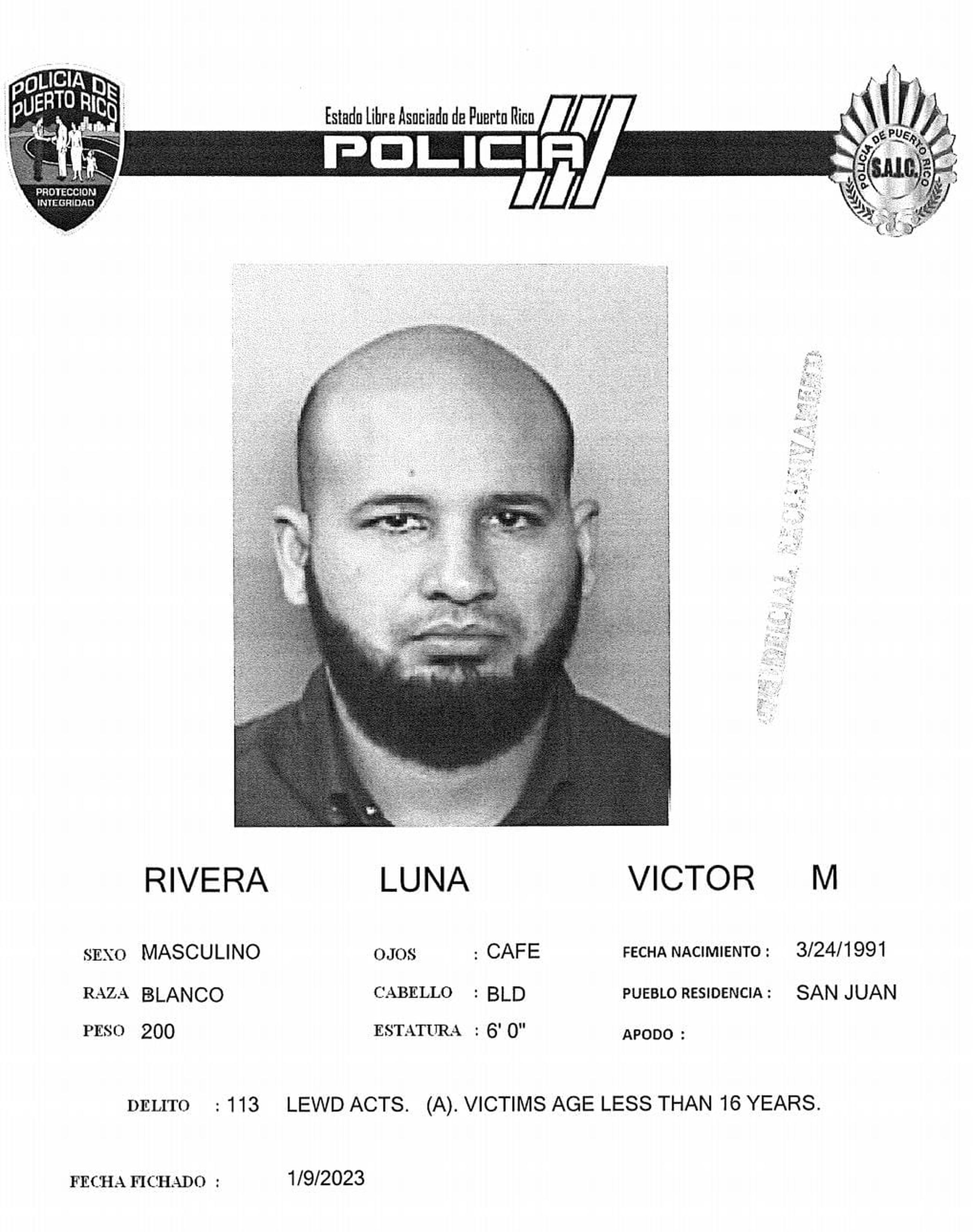 El oficial correccional Víctor M. Rivera Luna fue acusado por cargos de actos lascivos y maltrato de menores y quedó en libertad al prestar la fianza de $45,000.00.